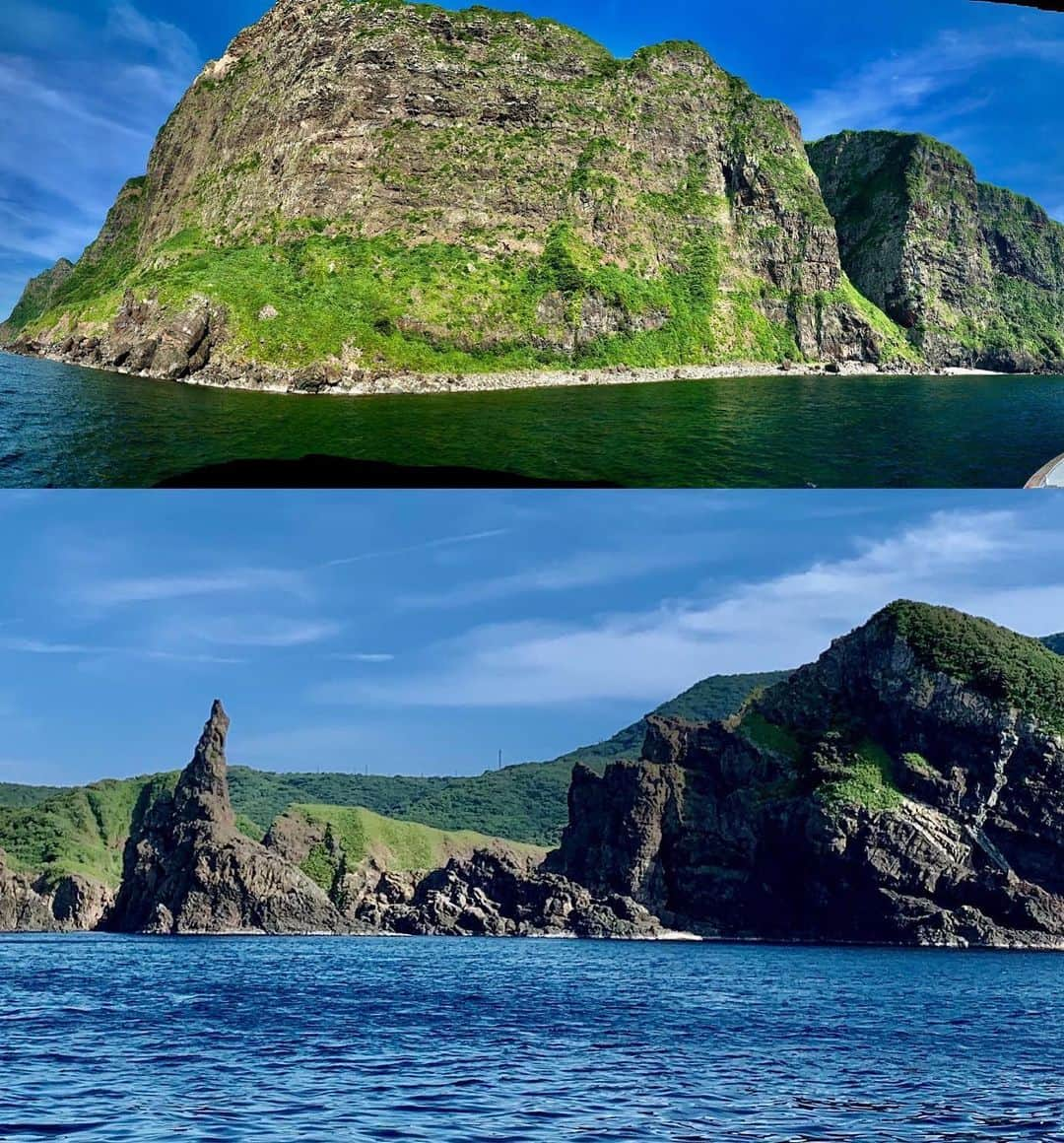 渡辺裕之のインスタグラム：「一生に一度は訪れてみたい神秘の島 「隠岐の島」 ハーフタイムツアーズ 国賀海岸巡り観光船 隠岐シーサイドホテル鶴丸から 専用船で案内してもらいました。  青く澄んだ海！ 海岸沿いには  海風の侵食によって生み出された  断崖や奇岩 や洞窟が立ち並び  目に飛び込んでくる風景は どれもが 息を呑むほど美しく 神々しい。  船から見上げる「魔天崖 」  垂直に切り立った海抜257mの大絶壁！ 海蝕作用で出来た崖では 日本２番目の高さ。 巨大な壁面の地層は 島の創成を想わせる  岩肌や断崖を間近で見たり  ドキドキしながら狭い洞窟に入っていったり 巧みな舵捌きは頼もしく  ウィットに富んだ案内は楽しかった。  国賀海岸巡りは 驚きと感動の連続でした。  #隠岐島 #西ノ島  #隠岐ユネスコ世界ジオパーク #国賀海岸  #摩天崖  #侵食作用  #奇岩怪岩  #明暗の岩屋  #滝見の岩 #観音岩 #通天橋  #自然のアート  #隠岐シーサイドホテル鶴丸  ＃ハーフタイムツアーズ #隠岐観光協会 #西ノ島観光 #西ノ島ふるさと案内人 #隠岐シーサイドホテル鶴丸 #テレビ東京 #クラブツーリズム 放送は テレビ東京 9月1日8:00〜8:15前編 9月2日8:00〜8:15後編 http://oki-tsurumaru.jp/  https://www.halftime-tours.jp/tour/32393/  s=%E9%9A%A0%E5%B2%90%E3%81%AE%E5%B3%B6」