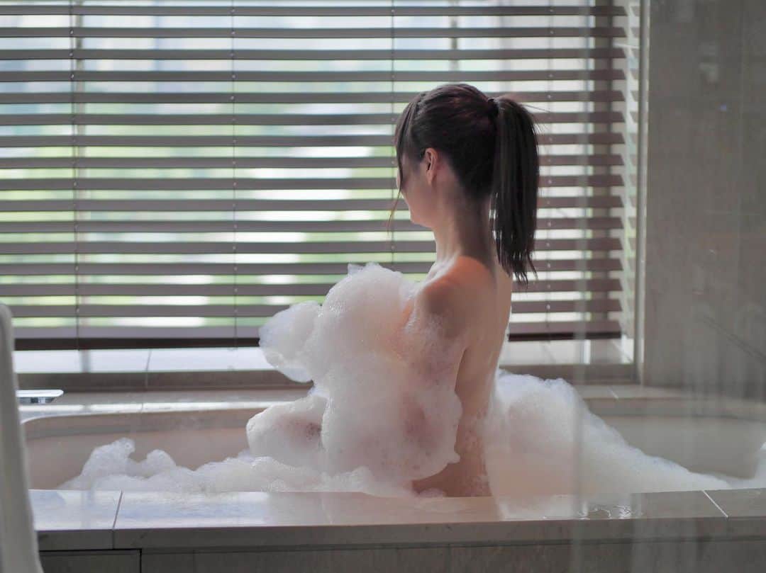 吉山りささんのインスタグラム写真 - (吉山りさInstagram)「🛀  夜ファンティアに  写真追加するね📸  まっててね🥰💕  #吉山りさ #モデル  #フリーランスモデル #フリーモデル   #美容 #40代 #美肌ケア #model #Japanese #バスタオル女子 #バスタオルモデル #温泉 #温泉ソムリエ #秘湯 #お酒 #お風呂 #温泉モデル #温泉女子 #hotsprings #bañarse #모델  #pr  #インフルエンサー  #インスタグラマー  全国🗾の #HOTEL #旅館  #飲食店  #通販  #店舗 様などの#PR などのお仕事もさせて頂いております。  お気軽にお問い合わせくださいませ✉️」8月23日 11時38分 - oreorerisa
