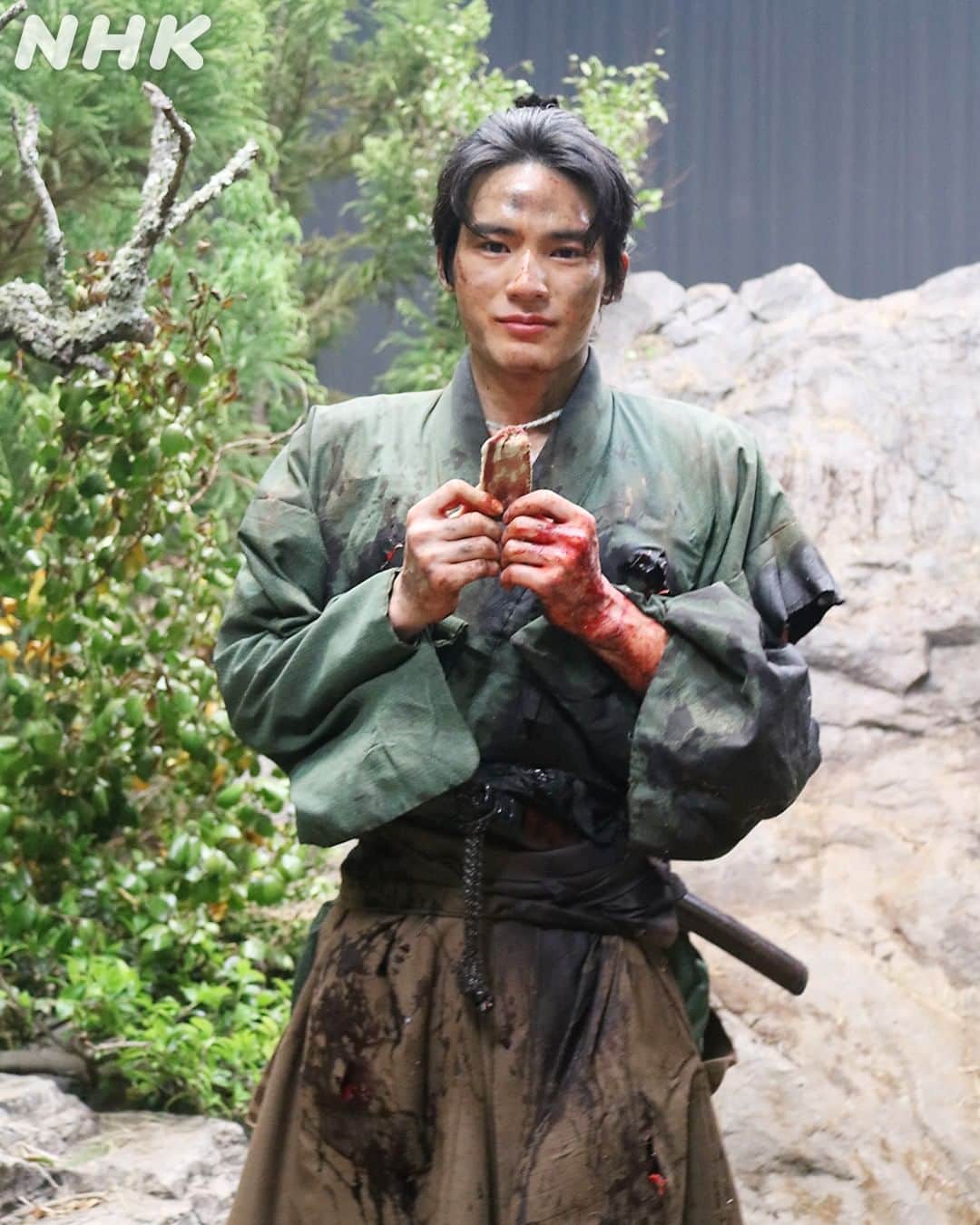 青天を衝けさんのインスタグラム写真 - (青天を衝けInstagram)「平九郎の最期のシーン撮影直後、監督と話していた岡田健史さん。  監督の言葉に突然の涙。  それを見たスタッフももらい泣き…岡田さん、お疲れさまでした！  公式ホームページのインタビューをぜひご覧ください。  #青天を衝け #岡田健史 #青天メイキング #青天オフショット  ▶公式ホームページは、プロフィール（@nhk_seiten）のリンクからどうぞ。」8月23日 12時00分 - nhk_seiten