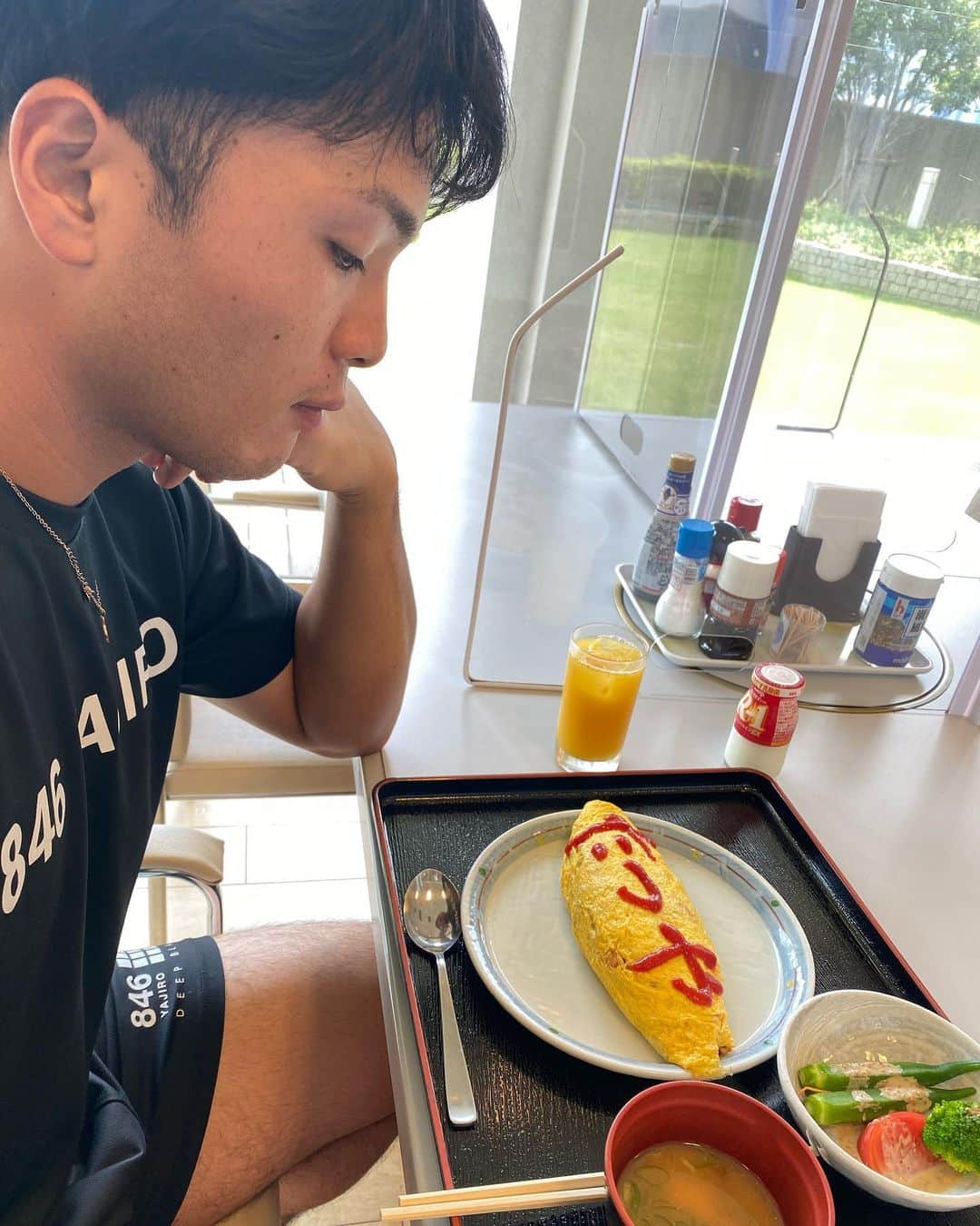 清水達也のインスタグラム：「寮の食堂にて 隣を見たらオムライスになんか書いてあった。 可愛い先輩です。  #今日の昼飯  #オムライス   #郡司裕也」