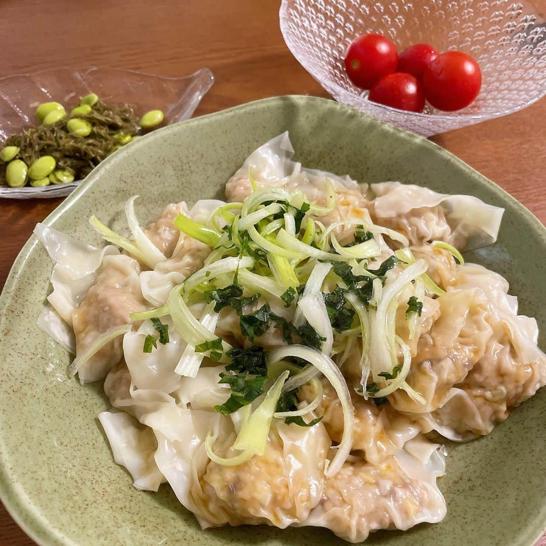 小野澤玲奈のインスタグラム：「最近お家のご飯ばっかり〜 でもきょうのお夕飯はヒットだった！  ワンタン🐼🥟  おとといママからレシピが送られてきて作ってみた👩‍🍳  つるんつるん 飲むように食べて、、笑 干し椎茸の旨味が余韻で残る🥢  最後に熱々にした油をジュッとかけると 薬味の香りが立っておいしい！  デザートは🍑  #おうちごはん #おうち中華  #ワンタン  #包むのが好き  #死にかけの大葉  #桃 #🍑」