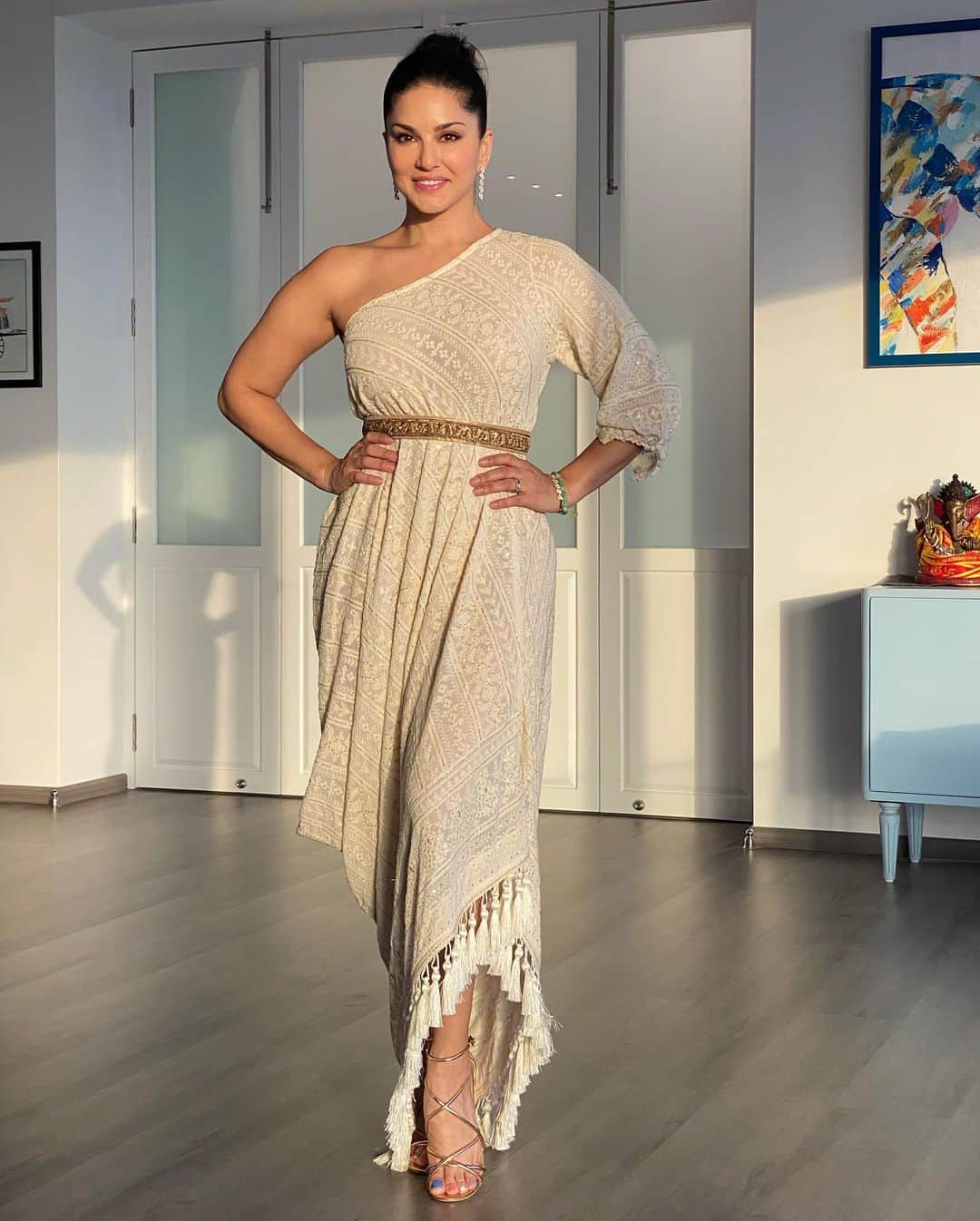 サニー・レオーネさんのインスタグラム写真 - (サニー・レオーネInstagram)「Perfect Dress for a Special occasion!!   Thanks Hitesh and Bhakti for this original piece made by you two!! Love you both! Happy Rakhi Day!   Outfit @bhaktiandhitendra  Jewelry @shivamgolddiamonds」8月24日 0時15分 - sunnyleone