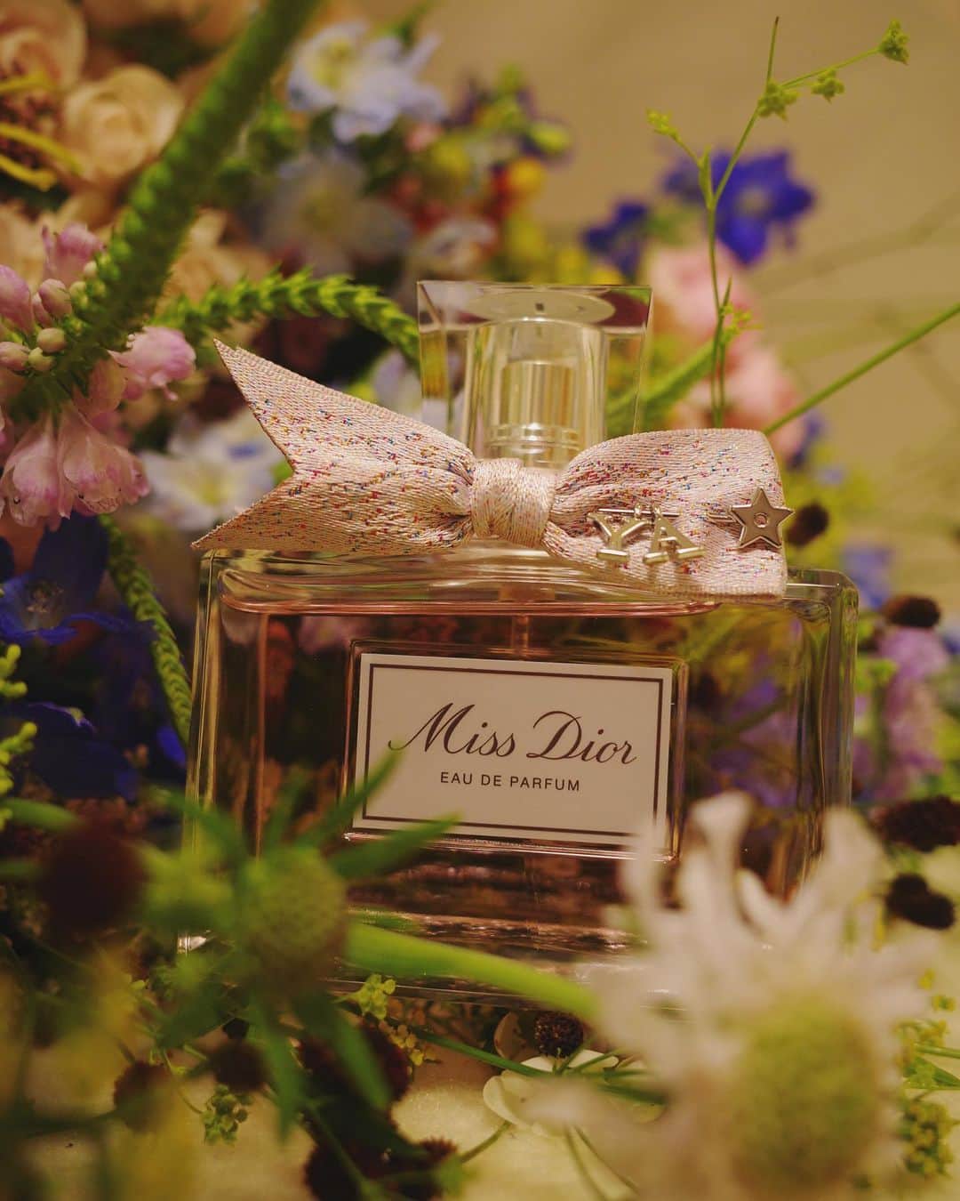 新木優子さんのインスタグラム写真 - (新木優子Instagram)「ミス ディオール オードゥ パルファンが9月3日に生まれ変わります👑 新しいミス ディオールは、色鮮やかな幾千もの花々がフレッシュかつセンシュアルに香る、、 少し大人スパイシーな香り。手が届きにくそうで、儚い。でもそっと寄り添ってくれて、背中を押してくれるような香りだなぁと感じました☺️ 私はいつも香りに沢山のパワーをもらってるので大事な時にパワーをもらおう♡  そしてボトルも新しくなり、わずか1センチに12,000ものスティッチが施された精巧で美しいボウが結ばれています🎀 一つとして同じ折目のボウが結ばれた商品は無いそう、、 世界に一つあなただけの、、なんてロマンチック☺️  @diorbeauty #ミスディオール」8月23日 22時56分 - yuuuuukko_