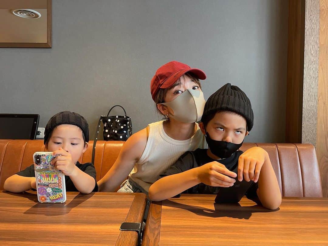 春名亜美さんのインスタグラム写真 - (春名亜美Instagram)「本当最近、息子達とまともな写真撮れやしない🤷🏻‍♀️」8月23日 23時07分 - amiharunaami