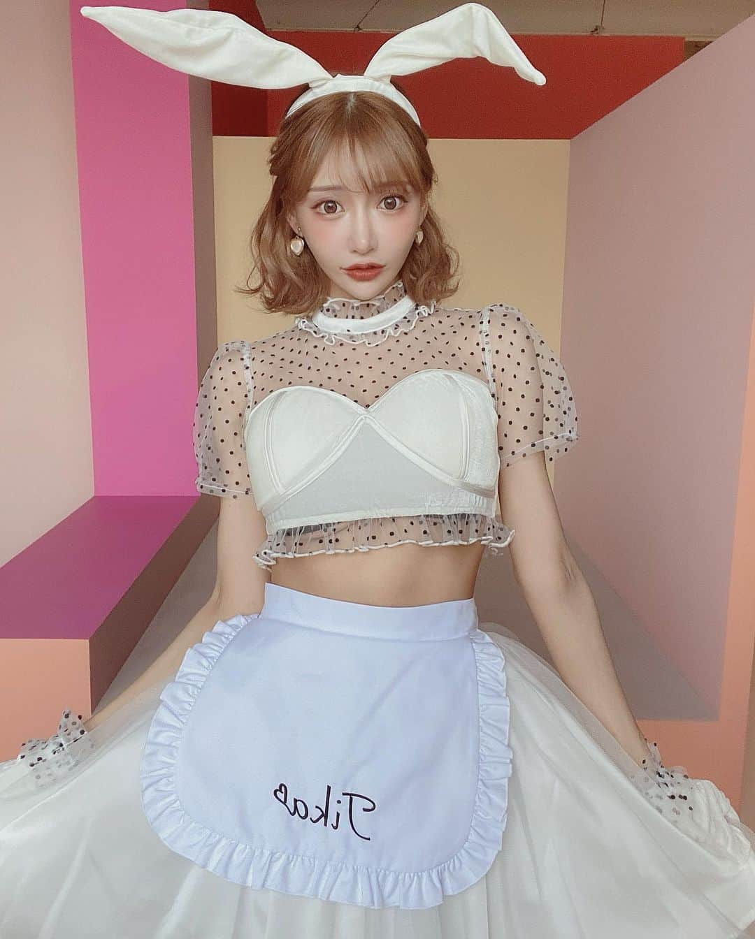 明日花キララのインスタグラム：「寂しいとすぐ死ぬのでたくさんかまってください🐰🧁」