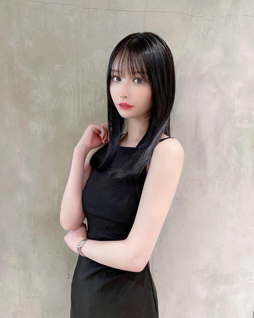 吉見衣世のインスタグラム：「イメチェンしてきましたー👀💓  黒髪だけど光の加減でネイビーに見えるようにしてもらった🤤  ヒカルさんいつもありがとうー！！ @hikaru.kinugawa   #イメチェン#newhair#ネイビー#黒髪」
