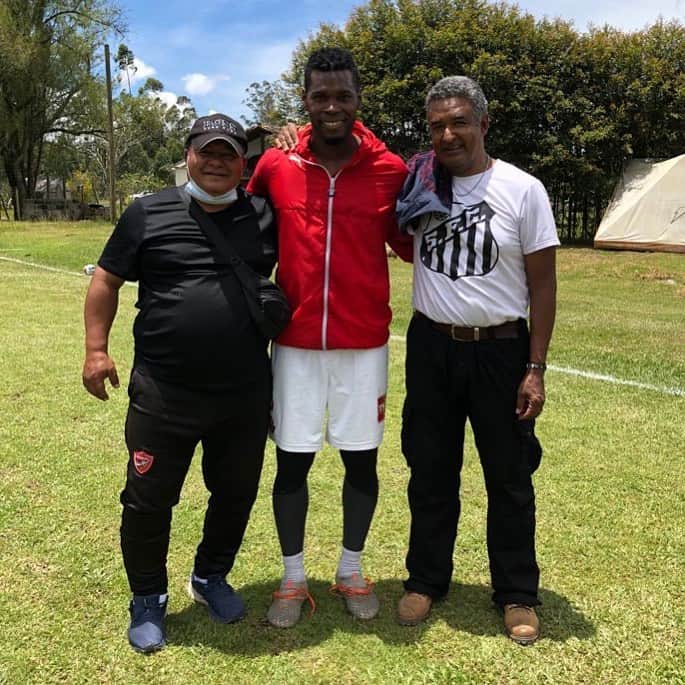 ダニルソン・コルドバのインスタグラム：「Que grandes mis profes,  #victorluna #marcosvelasquez gracias por toda la confianza que me dieron, les debo mucho 🙏🏿🙏🏿 @dimoficialcom」