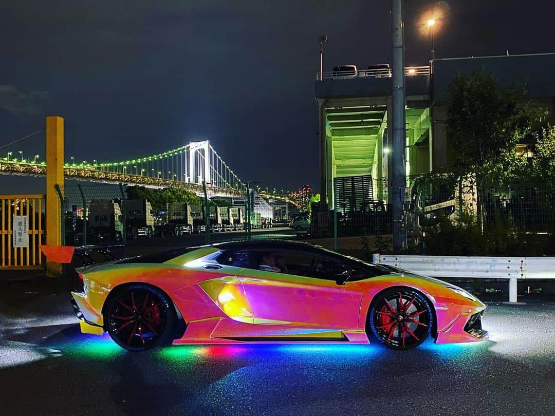 諸星伸一のインスタグラム：「⭐️TANTA⭐️  My friend Tyrer has videotaped the owner's apparel brand TANTA with Lamborghini's FSBK.  I'm looking forward to the completion of the video.  #tanta#fightingstar#fsbk#morohoshiculture#apparel#pv#mv#dancer#lamborghini#mercedesbenz#aventadors#aventadorsv#rainbowbridge#photography#tokyo#japan」