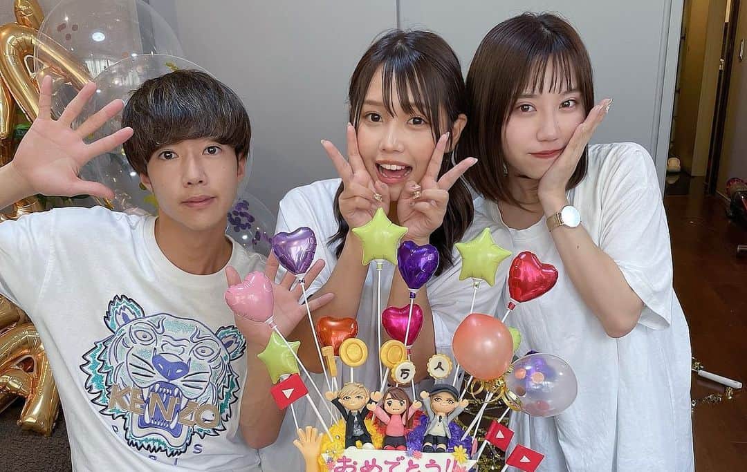 ばんばんざいのインスタグラム：「⁡ ⁡ ばんばんざいチャンネル登録者100万人 本当に本当にありがとうございます。 ⁡ 2年と5ヶ月の期間、 決して楽だったとは言えません。 色んな感情、沢山の困難と向き合い それでもメンバー1人も欠けることなく 今日8月23日に100万人を迎える事ができました。 ⁡ 嬉しい気持ちで胸がいっぱいです。 ⁡ ここまでYouTubeというお仕事を続けられているのは 見てくださっている方々の 温かいお言葉が1番大きいです。 私達だけでは見ることの出来なかった世界を 見せてくれた皆にはいくら感謝をしても足りないくらいだと思っています。 ⁡ 100万人からばんばんざいは更に気合いを入れて 動画を通して皆に恩返しをしていけるよう また新しい気持ちで頑張っていきます。 ⁡ これからも私達とYouTubeを創り上げてください☺️ ⁡ #ばんばんざい100万人」