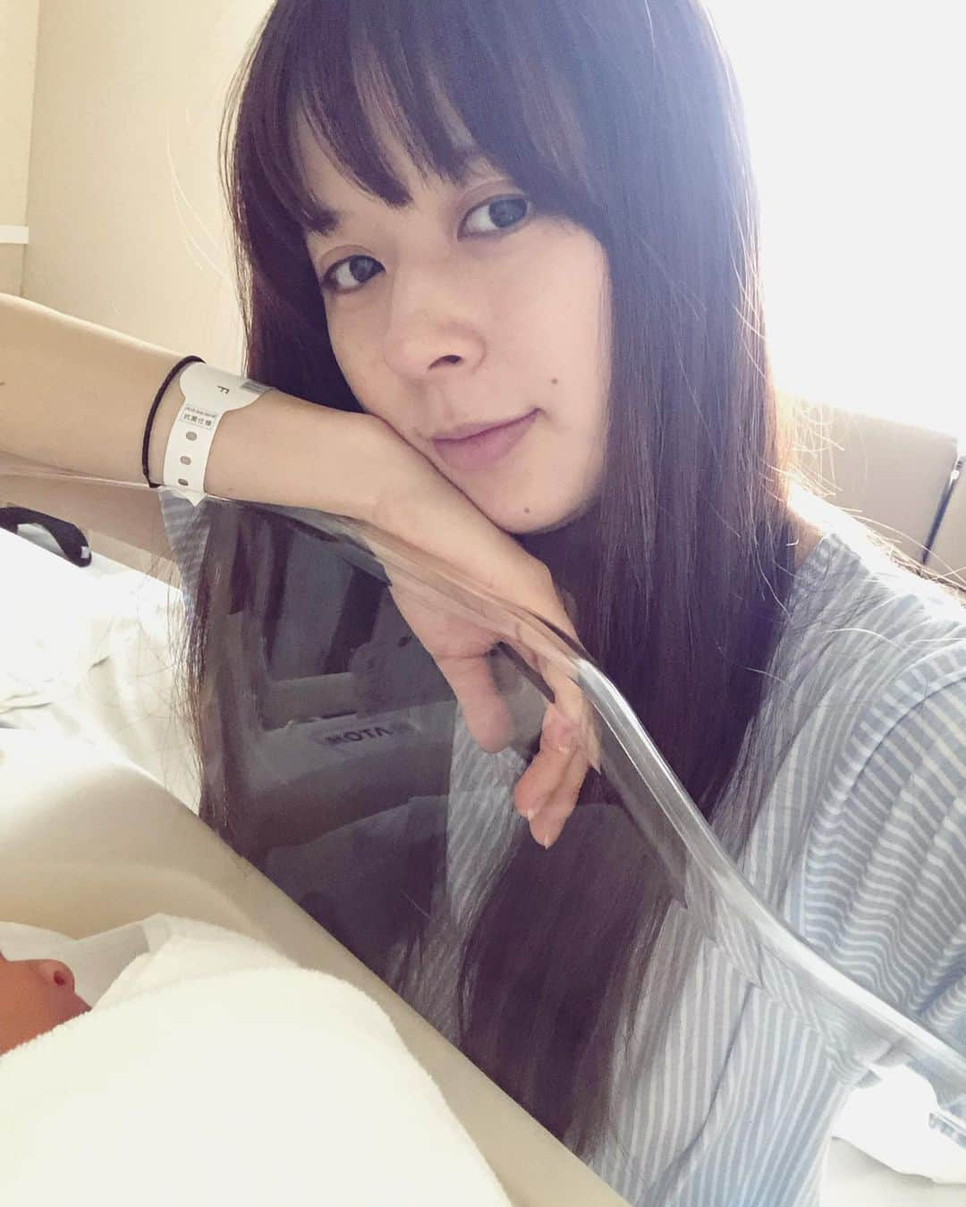 加藤未央さんのインスタグラム写真 - (加藤未央Instagram)「先日、無事に第二子を出産しました。 元気な男の子です☺️  コロナや異常気象がもたらす災害など不安だらけですが、小さな奇跡の加わった家族を守っていきたいです。  #4 人家族になりました」8月23日 15時17分 - mio.ka10