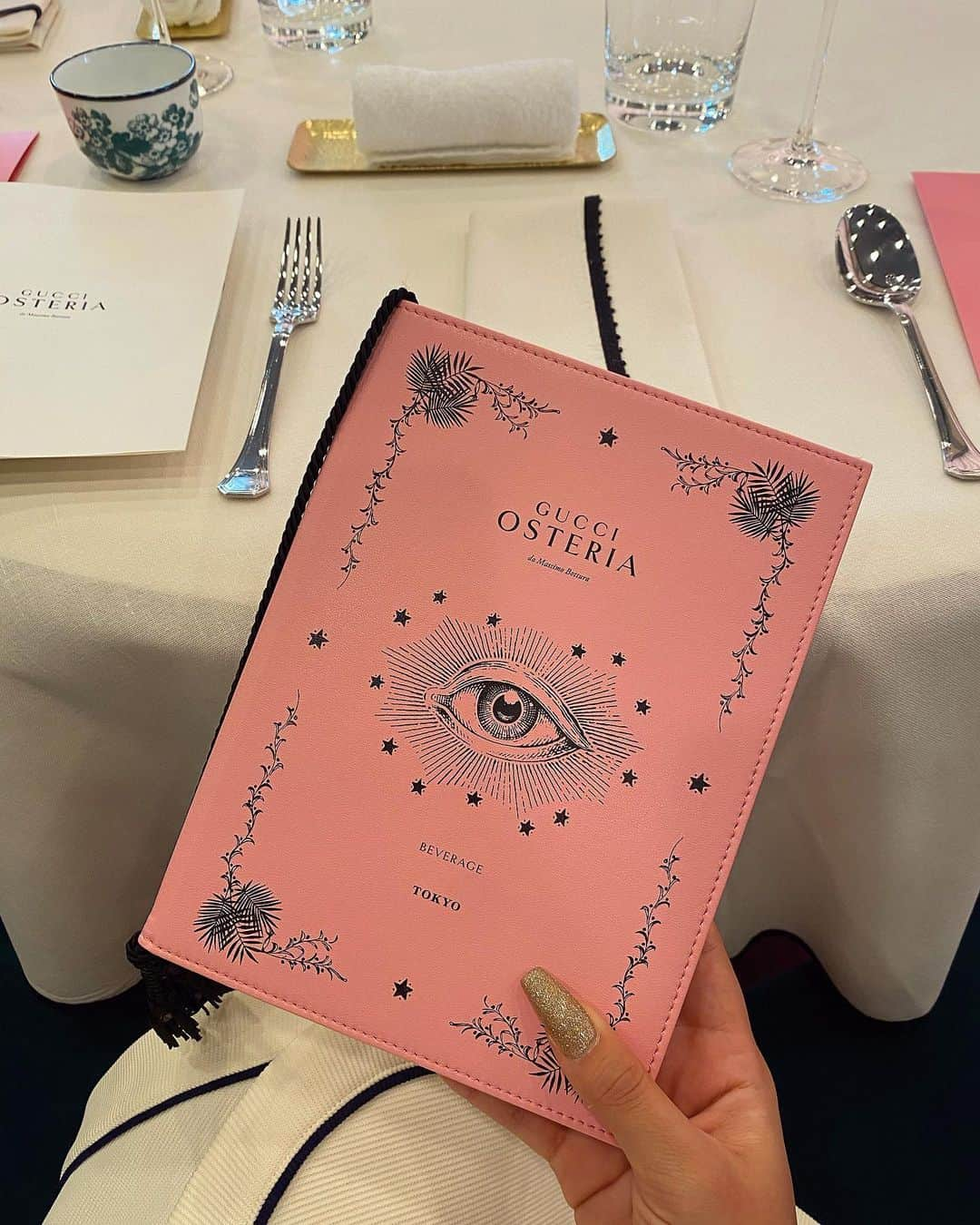 華さんのインスタグラム写真 - (華Instagram)「GUCCI OSTERIA🐝🌺🌿 . . . アジア初、世界で三店舗目レストランの プレオープンに招待してもらったよ🥂 . せっかくなので新作ワンピでドレスコード🤍 . ファッションはもちろん、食事から内装の 世界観も楽しめて良い時間だった🍽✨ . . . #gucciosteria」8月23日 15時55分 - _hana.87_