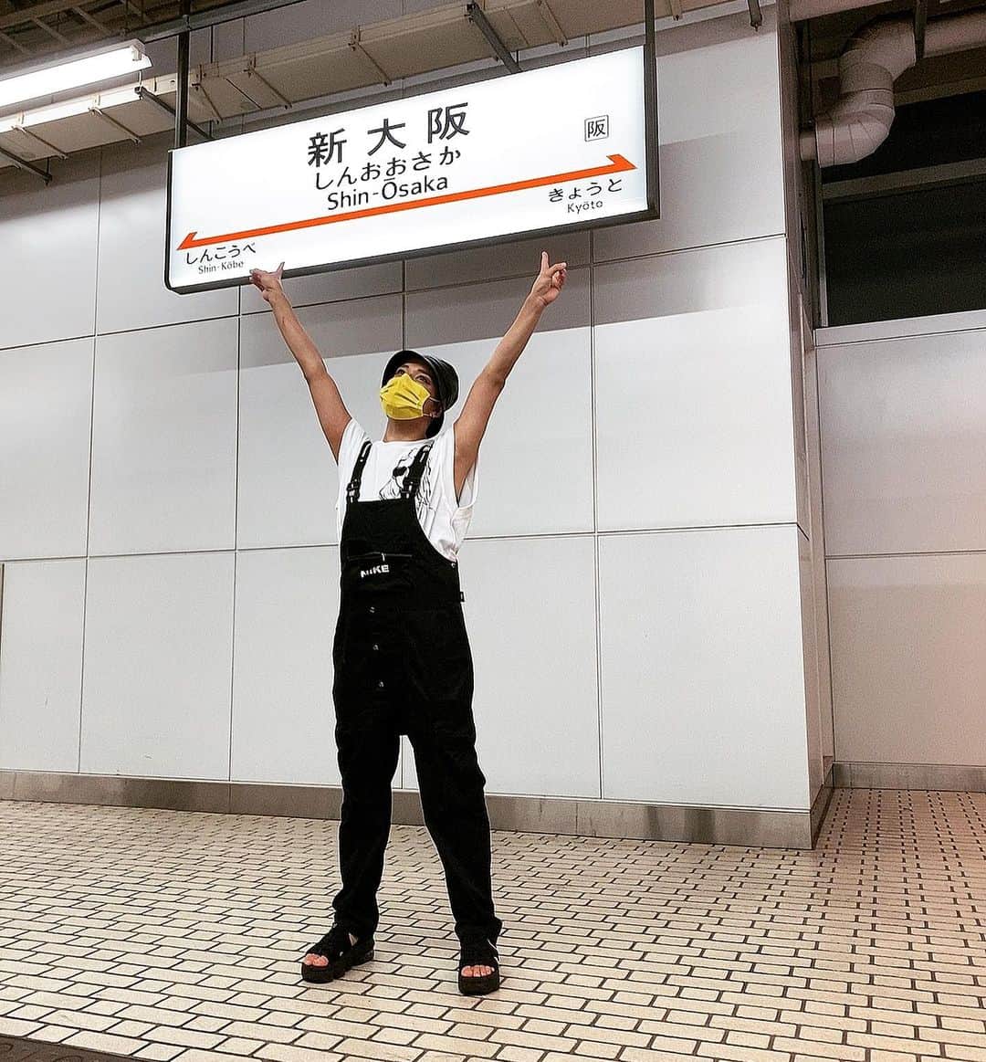 HIDEKiSMのインスタグラム：「ありがとう！ 大阪LOVERS❤️  ENVii GABRIELLA 東阪ツアー2021「ENGABEST」初日！ 約3年半ぶりに大阪でライブさせていただきました🎤✨ 楽しんでもらえたかしら。  久しぶりの大阪ライブ。 当時のエンガブと比べたら、事務所に所属させてもらったり、CD3枚リリースしてたり、YouTube15万人突破してたり。ちょっと成長した姿で、大阪に戻ってくることができたかなって。 色んなこと思い返しちゃってちょっと黄昏ちゃいました。 「今日初めてエンガブのライブ来る人？✋」って聞いたら半分以上の方が初参戦だったよね？😳 沢山の皆様が待っててくれたんだなと思ってとってもとっても嬉しかったです。  もっともっと全国のGAViiちゃん会いに行きたいね。 その為にも一歩ずつ、今目の前にあるやるべきことに丁寧に丁寧に取り組んでいけたらと思いまぷ。  次は東京よ！ 2日目にして千秋楽よ！ 東京はもっとぶちかますんで。 楽しみにしてておくんなんし💋  #enviigabriella #hidekism #エンガブ #大阪 #NIKE #ZARA #新大阪 #ENGABEST #551 無事買えました。 #私気付いたんだけど豚まんより焼売推し #焼売の肉汁半端ねえ #このマスクしてるとドナルドダックって言われるよ」