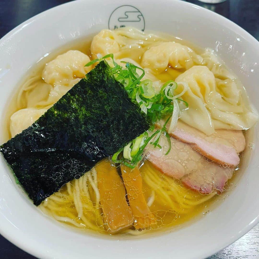 渡辺満里奈さんのインスタグラム写真 - (渡辺満里奈Instagram)「🍜 撮影の後にエビワンタン麺。 撮影場所ビルの1階にあったお店。 むにゅむにゅ好きとしては大好物なワンタン。 こちらぷりぷりでした❤️ ★ #黙食 #徹底」8月23日 16時46分 - funnyfacefunny