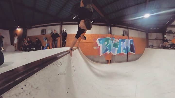 のインスタグラム：「ワッツアップTRINTY☝️ 水曜チラッとフッテージ！ @goprojp  📹GoProMAX @hidetaka_kojima  @aaakirab  #claps #clapsstore #blading #inlineskate」