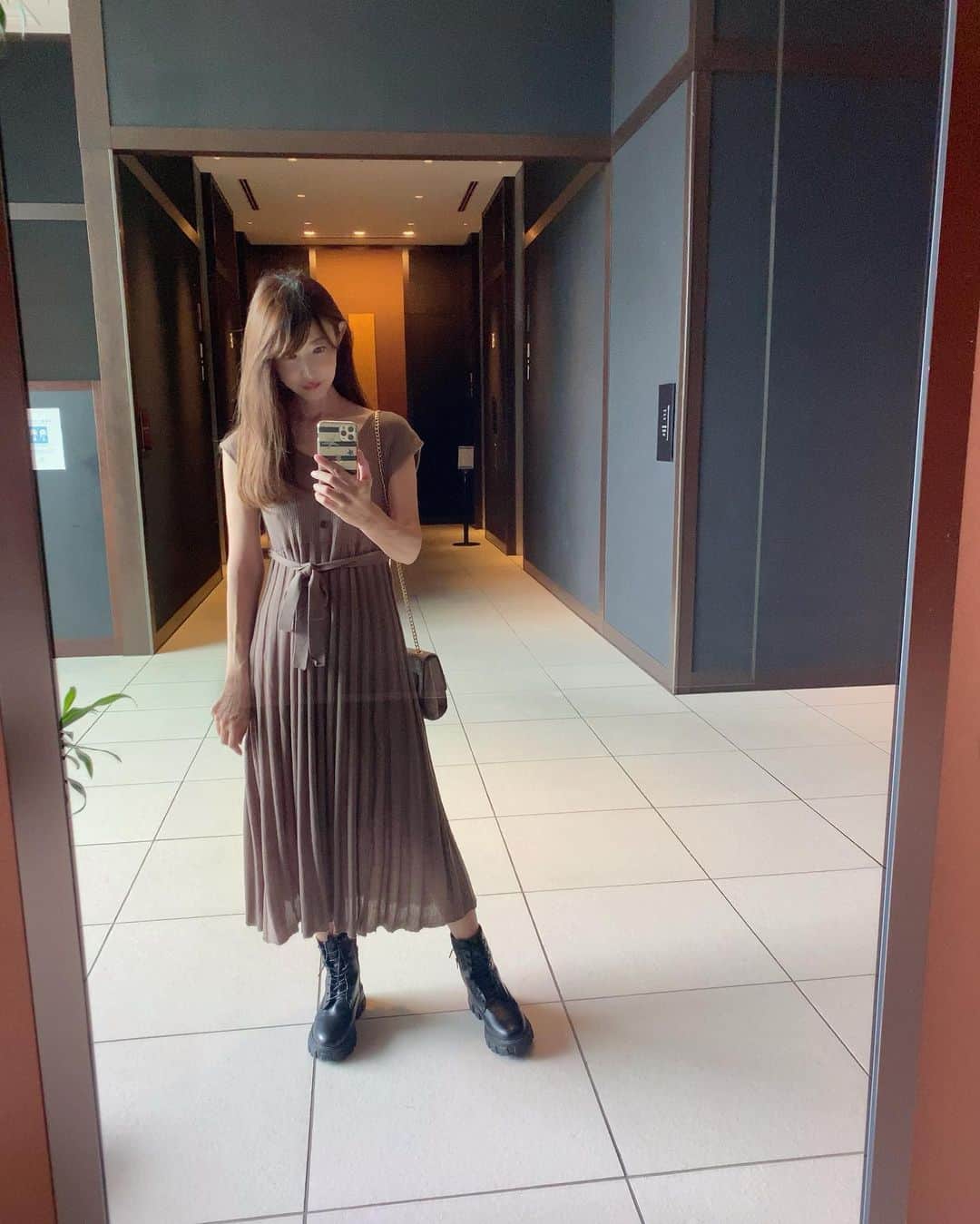 のインスタグラム：「b♥o♥o♥t♥s  少しずつ秋物へシフトするシリーズ🍁  履いたことないけど、前から気になっていた #レースアップブーツ に挑戦✨  厚底で履き心地めっちゃいいの！ こちらのブーツは25cmかあったから即決‼️  デザイン可愛いなって思っても、自分のサイズが無いってことも多いから プチプラで大きいサイズがあるのは、とっても嬉しい😊  これから大活躍してくれそう❤️  #boots #onepiece @grl_official  #ブーツ #ワンピース #ワンピ #ニットワンピース #ママ #ママコーデ #ママファッション #アラフィフ #ホテルグレイスリー新宿 #hotelgraceryshinjuku #grl #グレイル #プチプラ #ワーケーション #新宿 #shinjuku」