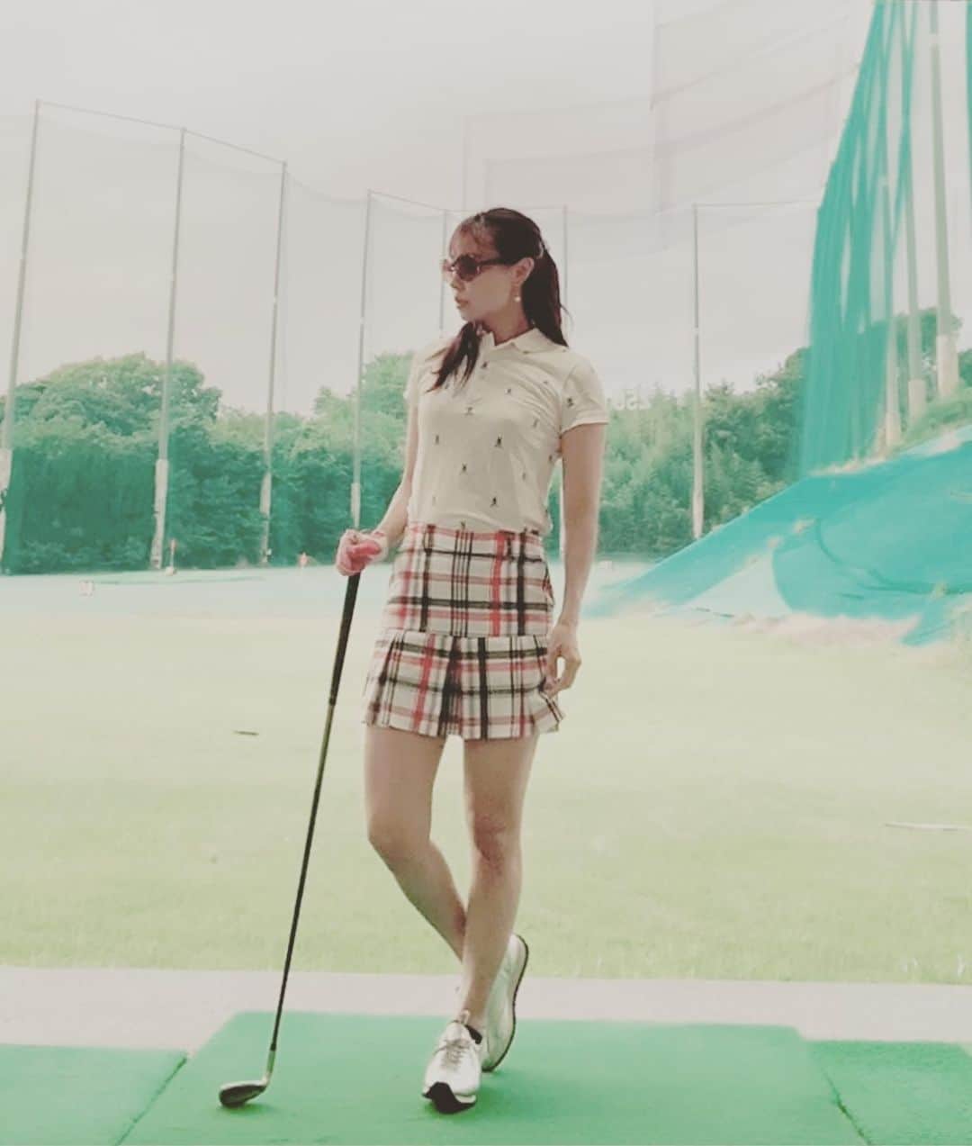 長崎真友子のインスタグラム：「ゴルフ毎日でもしてたい⛳️✨ 打ちっぱなしだけでも幸せ感じるのです🏌️‍♀️  ウェアは#pearlygates 10年以上ずっと好き。  またコース行ける日が訪れますように💕  #golf #golfwear #lovesummer #lovegolf #japan #tokyo #summervacation #ゴルフ　#ゴルフ女子 #ゴルフウェア #ゴルフコーデ #ゴルフ女子コーデ #golfcourse #ゴルフコース #workingmom #ワーママ　#ゴルフ好きな人と繋がりたい #ゴルフ好き #ゴルフ好きな人と仲良くなりたい」