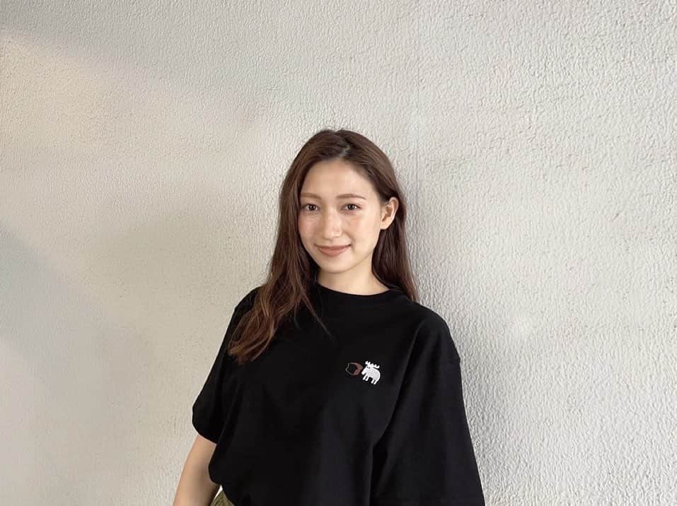 大野いとのインスタグラム：「mozFORESTLABELさんとのコラボアイテム(帽子、Tシャツ、ジップパーカー)の受注受付が 今日(8/23 23:59)最終日です！ ストーリーにもURL貼ってるので ぜひ使ってみてください☺️ @moz_forest_label #mozforestlabel この黒TはLサイズです☺︎☺︎  URL  https://www.moz-forestlabel.jp/SHOP/348918/355747/list.html」