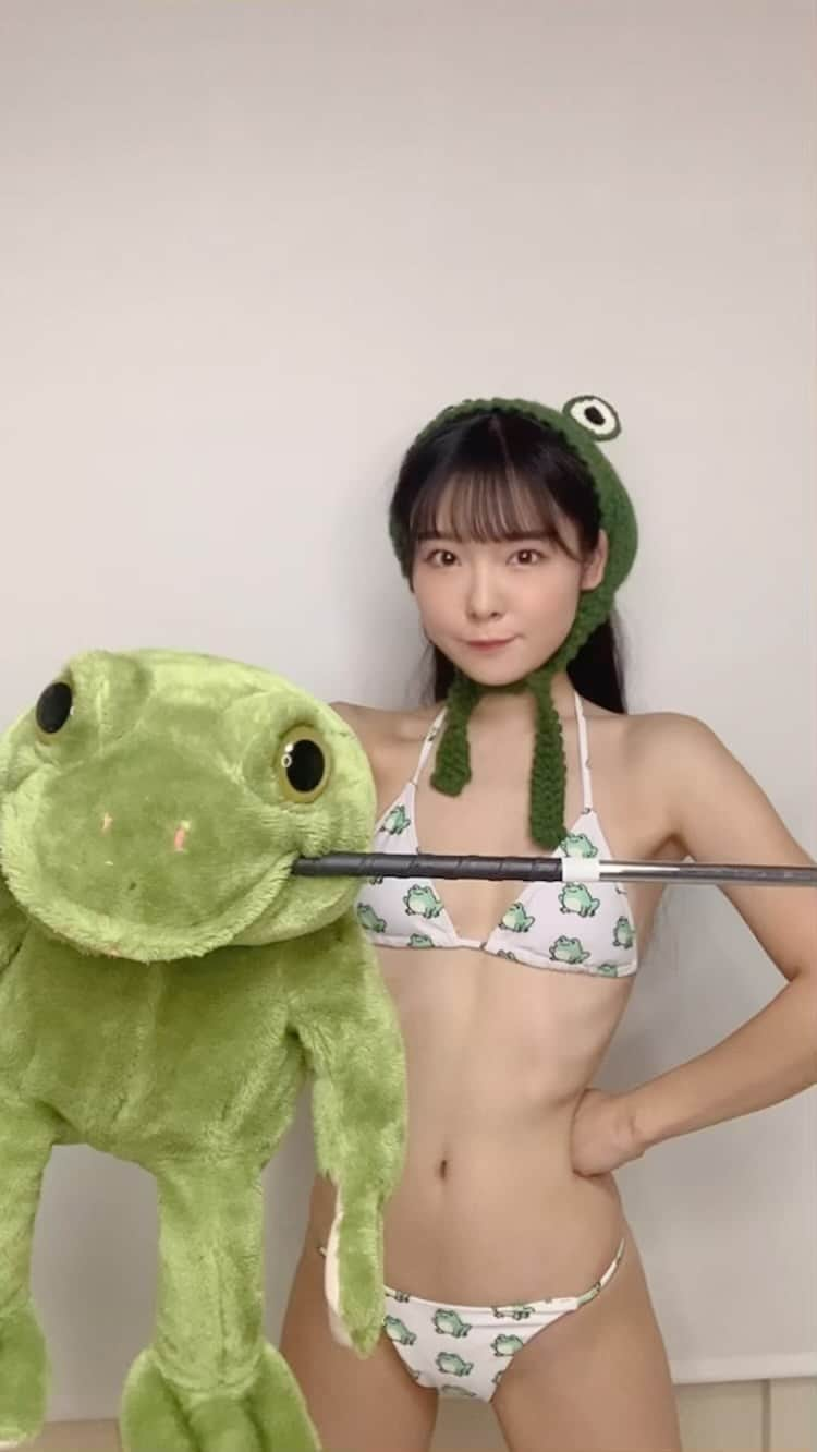 仲村まひろのインスタグラム：「I am a frog🐸  #グラドル特技部 #くるくる動画 #仲村まひろ #バトントワリング #アクロバトン動画 #10秒グラビア #グラドル自画撮り部」