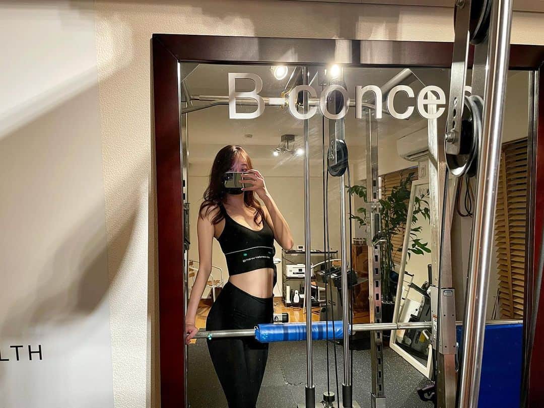 瀬名ひなののインスタグラム：「swipe → トレーニング動画👟  足痩せ専門のトレーニング行ってきた🦵  骨格ウェーブだから下半身が肉つきやすくて、 自分でトレーニングすると前ももに張りがでるから 1対1できちんとフォームを教えてくれるのは嬉しい◎  足痩せだけじゃなくて O脚や首・肩の猫背の改善方法も教えていただいた🙏 少しずつ改善していきます！  クーポンコード bc_hinan0nで 入会時3000円OFF適用されます🙌使ってね！  #足痩せ #足痩せダイエット #パーソナルトレーニング」