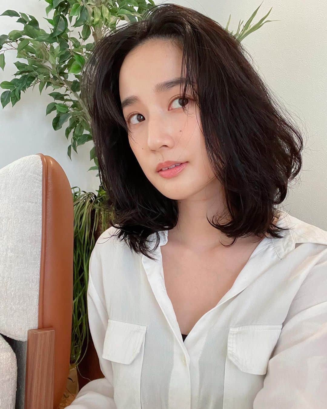 高嶋香帆のインスタグラム：「少し前に美容室TENでカラーしました☺️ 暗いナチュラルな色です🙌  癖毛＋パーマの扱いって難しいけど、上手くいった時の雰囲気が好きだから、 めげずにヘアセット頑張る🥸」