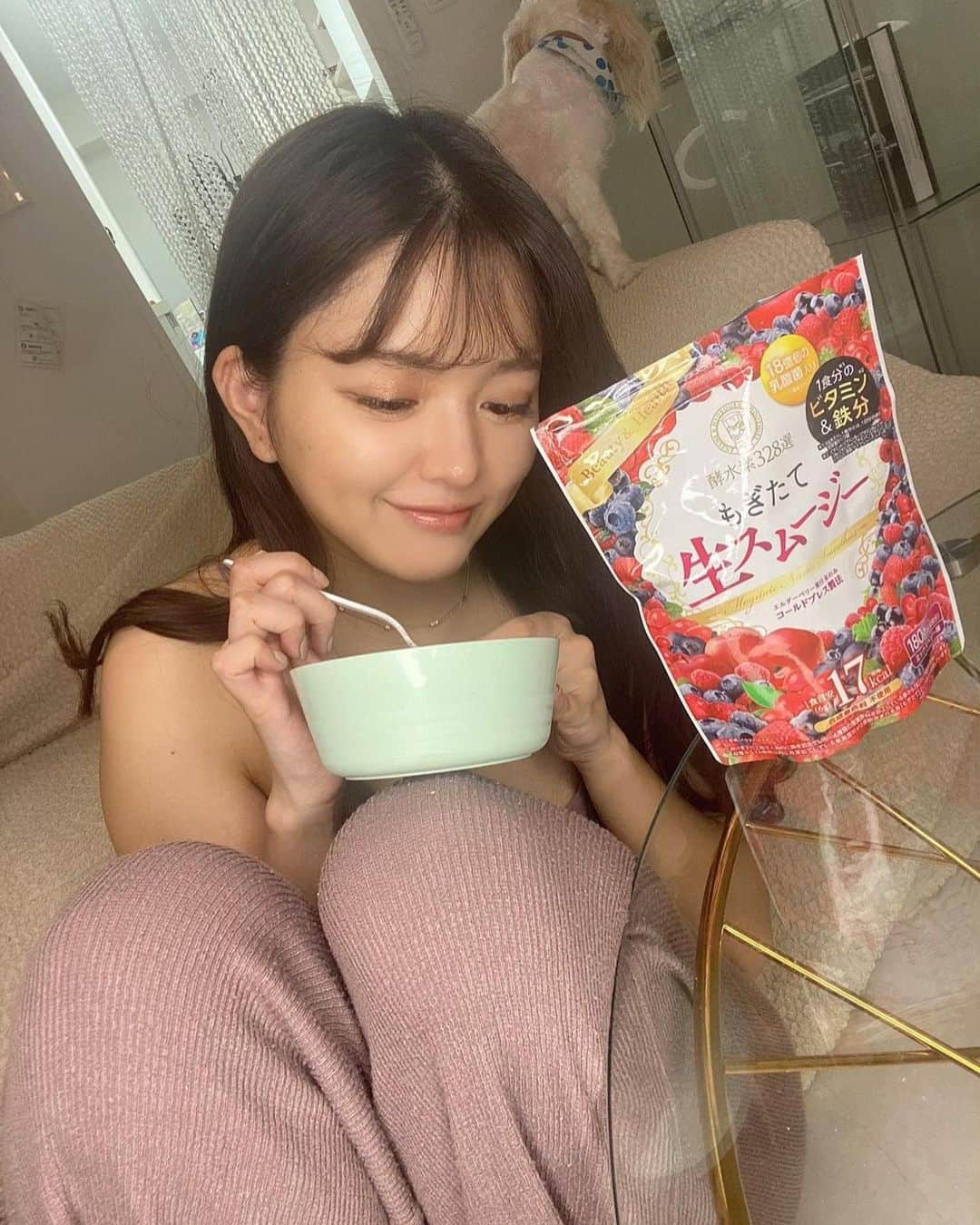 徳本夏恵（なちょす）さんのインスタグラム写真 - (徳本夏恵（なちょす）Instagram)「⁡ ⁡ ⁡ ⁡ ⁡ ⁡ 今日の朝はもぎたて生スムージー×ヨーグルト🐄 ⁡ ⁡ ⁡ ヨーグルトやと結構ボリュームあって満足感もあるしとってもいいのと、 ダイエット中、甘いもの食べたくなった時とかもおススメ♡ ⁡ 牛乳とか豆乳で割ってもいいし、 こーいう商品は気分によって変えられる美味しいものがいいよね＾＾ ⁡ これからもマイペースにやるぞ～💪 ⁡ ⁡ ⁡ ⁡ ⁡ ⁡ ⁡ #もぎたて生スムージー #生スムージー #こうすいそ #酵水素328選 #美容 #置き換えダイエット #おうちダイエット #ベリー #PR @kosuiso328official」8月23日 18時00分 - nachos_kimono