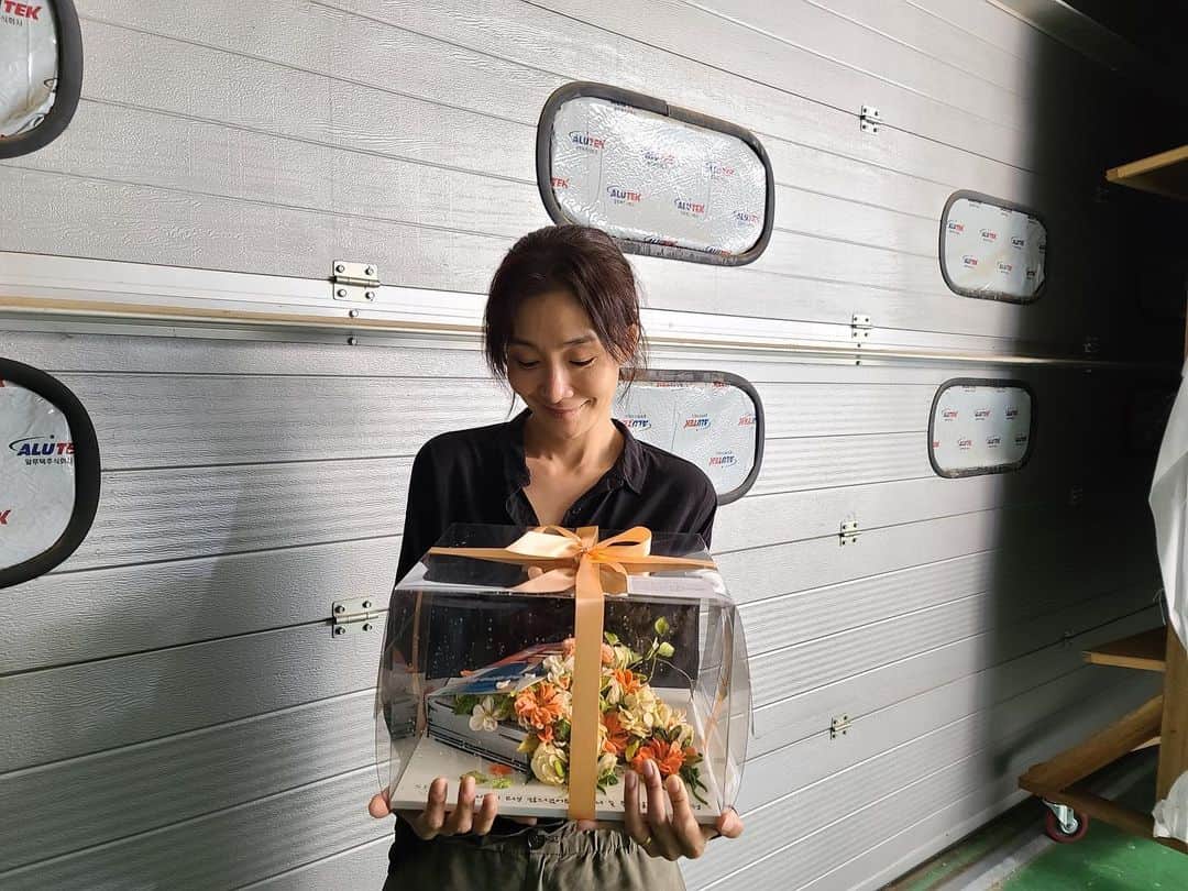 パク・ヒョジュのインスタグラム：「너 정말 이렇게 언니를  감동시킬수있는 겁니까!  너무 고마워  @minjellina」