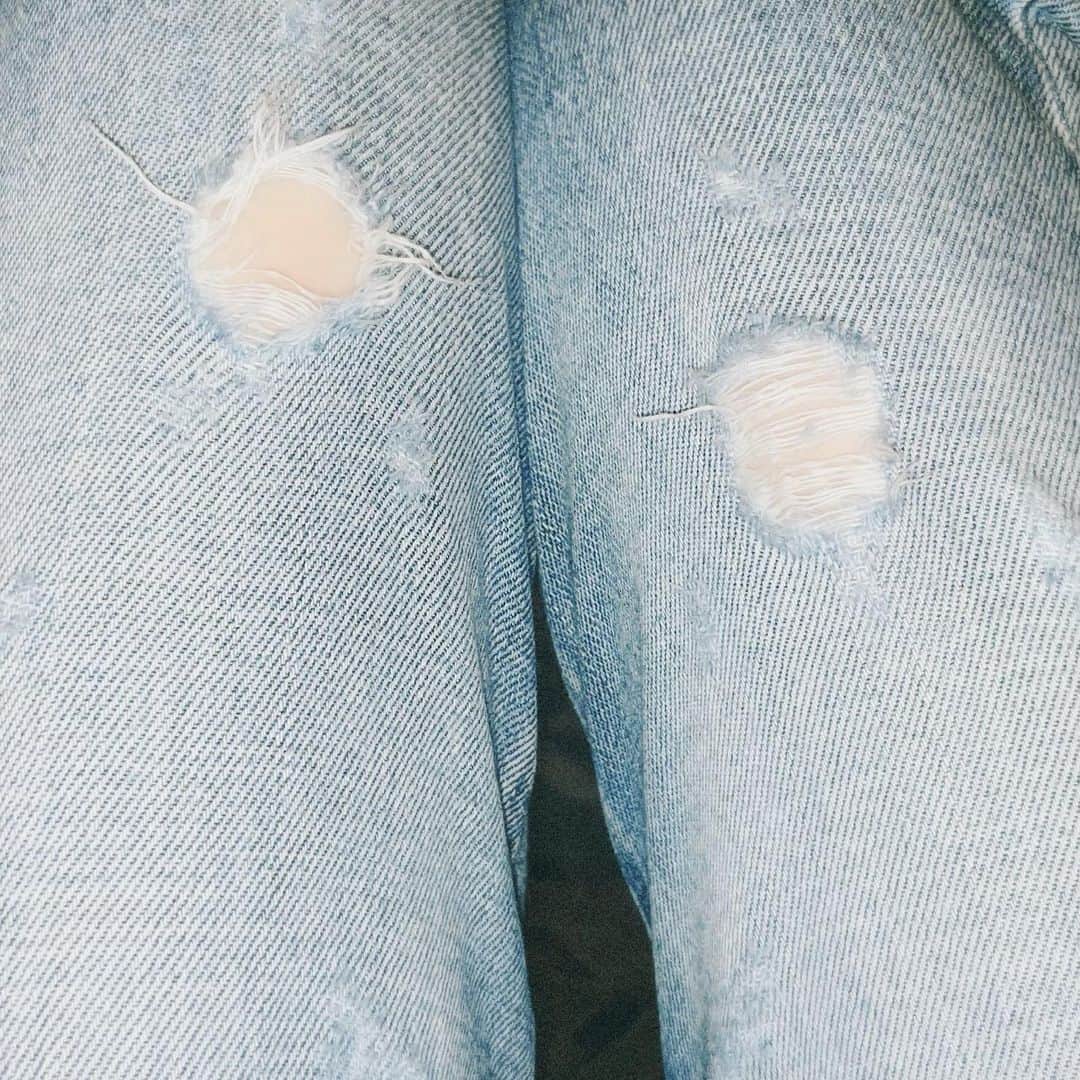樋口柚子のインスタグラム：「👖 姪っ子の小さな小さな指によって、 ダメージ加工が穴ぼこになった。 防御が手薄😇」
