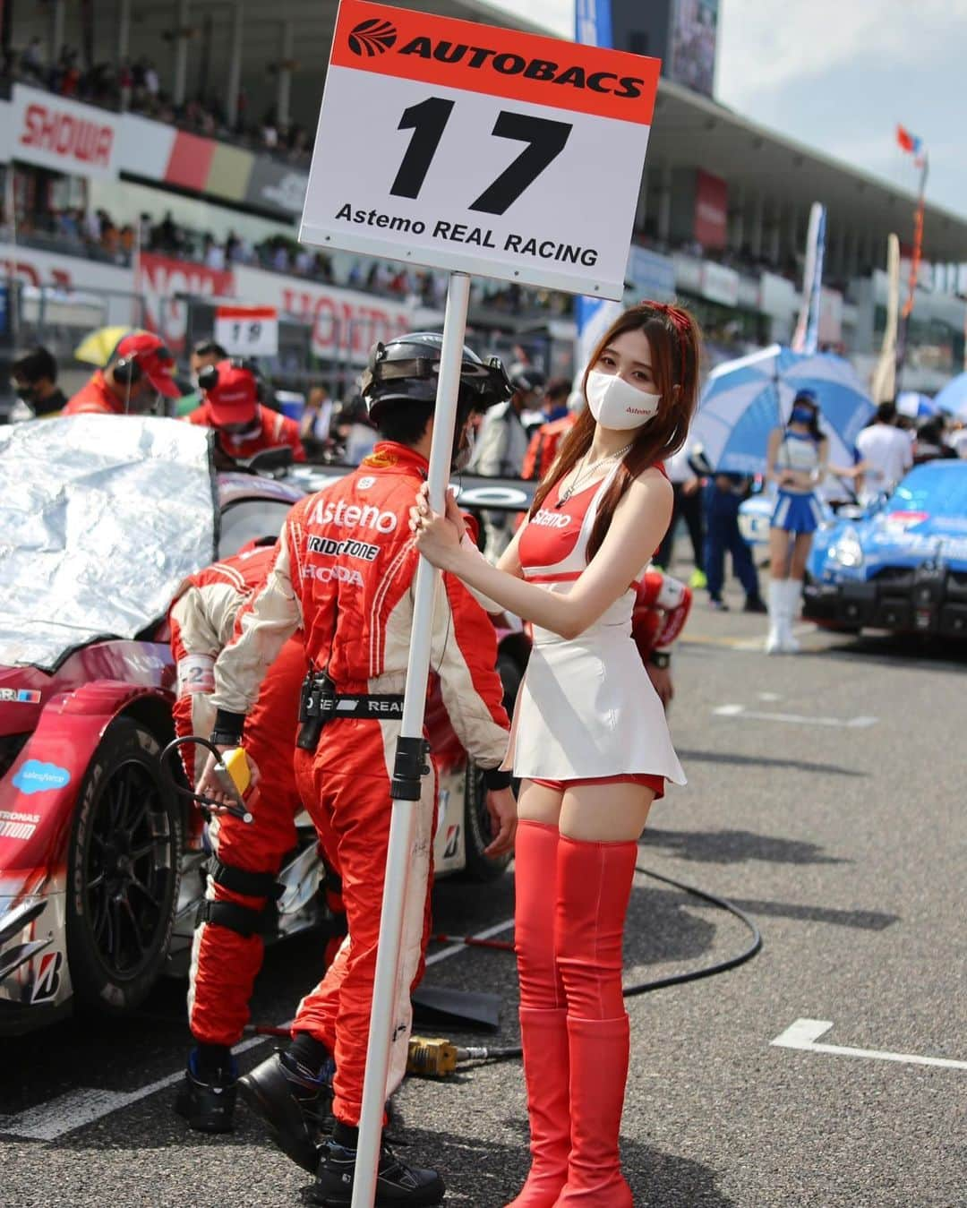 横田りかのインスタグラム：「#SUPERGT 第3戦鈴鹿 決勝日🏁  皆さん沢山の応援、 ありがとうございました🙏🏻✨  #AstemoREALRACING は 7番でチェッカーを受け 見事ポイントゲット✊🏻♥️ シリーズチャンピオンに向け 一戦一戦を大切に進んでます！  引き続き私達と一緒に応援してね💓  #日立Astemo #Astemo #REALRACING #AstemoRED」