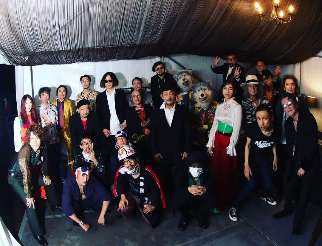 トータス松本のインスタグラム：「FRF’21！ 「忌野清志郎 Rock’n’Roll FOREVER」に参加してきました。ROUTE 17 Rock’’n’’Roll ORCHESTRA からの要望で、おれは「JUMP」を歌う事になったので、ここぞとばかりに黄金色の背広を着て張り切って歌いました。  #忌野清志郎  カメラマン　森下友加里  ※写真を撮る時だけ一瞬マスクを外しています。」