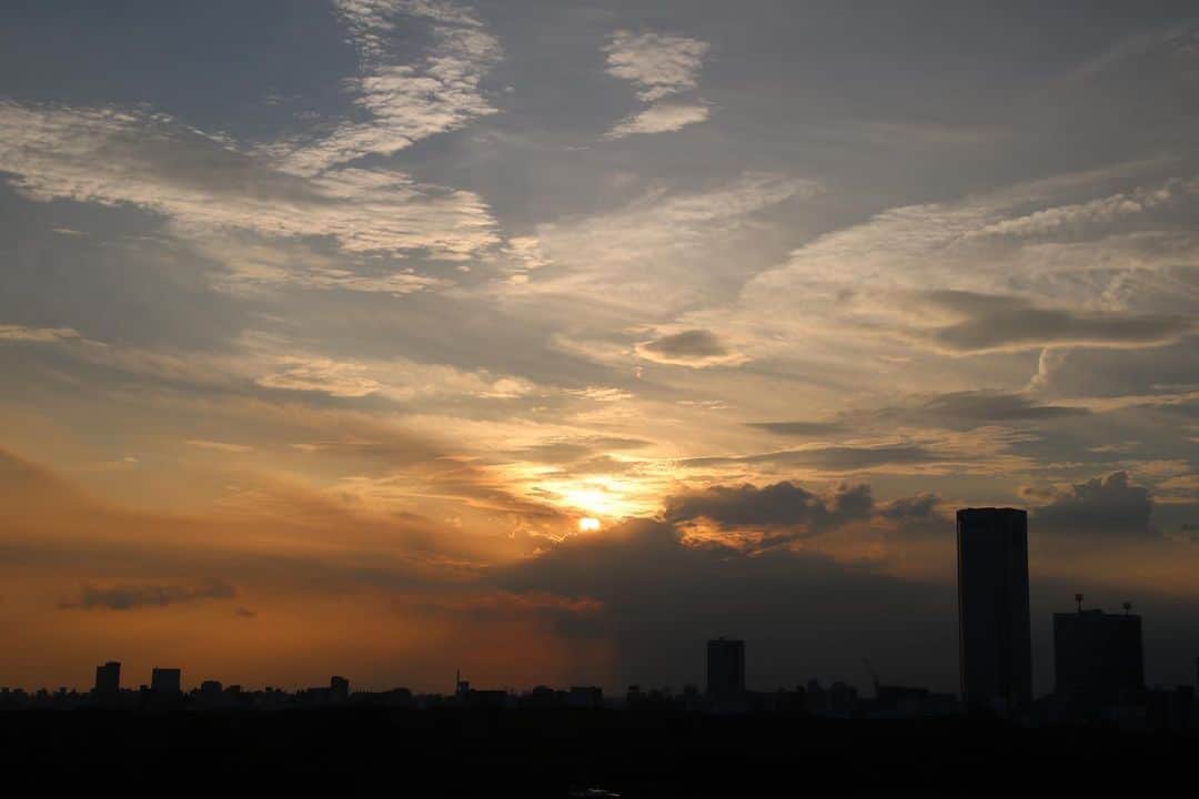 坂元美香さんのインスタグラム写真 - (坂元美香Instagram)「today's sunset 2021/08/23 17:54  毎日見ても雲の流れは本当に不思議です。  タイムラプスは17:45-19:10です。 最後はなんだか雲が水面みたいに見える。 本日もおつかれさまでした😌  #sunsetphotobymikasakamoto  #sunset #夕陽 #夕日 #黄昏時 #夕焼け #tokyosky #やっぱり空が好き #イマソラ#タイムラプス #CanonEOSKiss8」8月23日 19時19分 - mika_saka