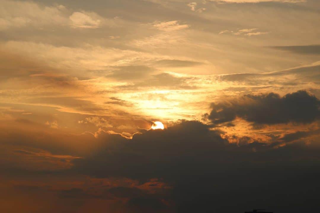 坂元美香さんのインスタグラム写真 - (坂元美香Instagram)「today's sunset 2021/08/23 17:54  毎日見ても雲の流れは本当に不思議です。  タイムラプスは17:45-19:10です。 最後はなんだか雲が水面みたいに見える。 本日もおつかれさまでした😌  #sunsetphotobymikasakamoto  #sunset #夕陽 #夕日 #黄昏時 #夕焼け #tokyosky #やっぱり空が好き #イマソラ#タイムラプス #CanonEOSKiss8」8月23日 19時19分 - mika_saka