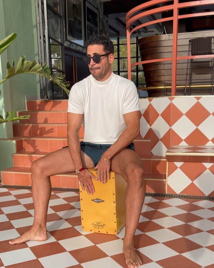 ミゲル・エンジェル・シルベストレのインスタグラム：「Ayer @1ncordio se dejó El Cajon en mi coche…  A ver si nos pasa algo rrrrico para escuchar… @cubanito_ibiza」