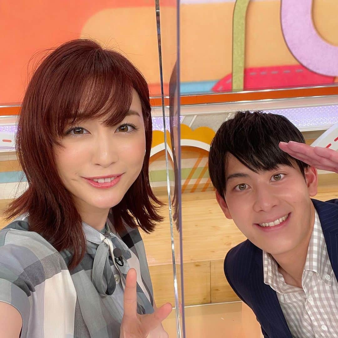 テレビ朝日「グッド！モーニング」さんのインスタグラム写真 - (テレビ朝日「グッド！モーニング」Instagram)「． こんばんは！草薙和輝です☀️  今朝から金曜日まで、 夏休みの坪井さんに代わり 代役で番組のMCを担当します！  担当初日の今日、 新井さんにはオンエア中はもちろん 細かいカメラの位置などなど、、 色々とフォローしてもらいました！ 感謝です🥲  オンエア後、アクリル越しに 『新井さん、ありがとうございます！』 の敬礼ポーズです！笑  視聴者の皆さんからしたら、 見慣れない光景かもしれませんが 少しの間だけお付き合いください🙏笑  今日も蒸し蒸しとした暑さでしたね💦 まだ残暑が厳しいですが、 体調管理は気をつけていきましょう！  では、明日もよろしくお願いします！  #テレビ朝日 #グッドモーニング #代役 #一週間 #よろしくお願いします #感謝 #セントフォース #アナウンサー #新井恵理那 #草薙和輝」8月23日 19時12分 - good_morning_ex