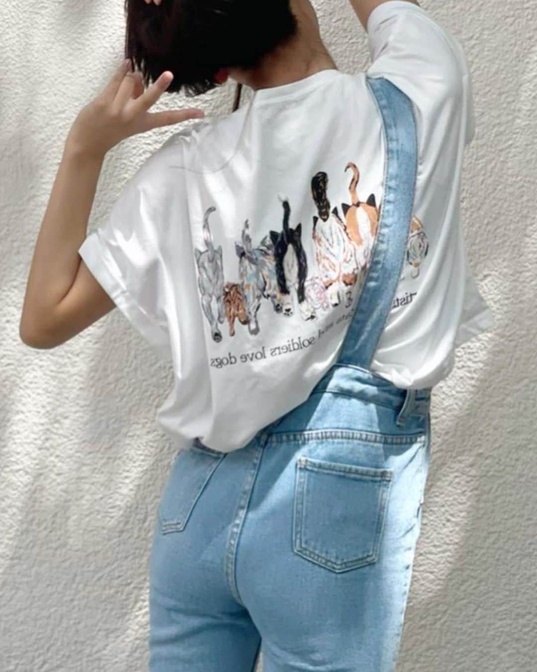 志田音々さんのインスタグラム写真 - (志田音々Instagram)「Tシャツ🐱🐶 ねこちゃんとわんちゃん  後ろのデザインに一目惚れして購入💓  #tシャツ #tシャツコーデ  #サロペット #猫tシャツ」8月23日 19時12分 - shida_nene0715