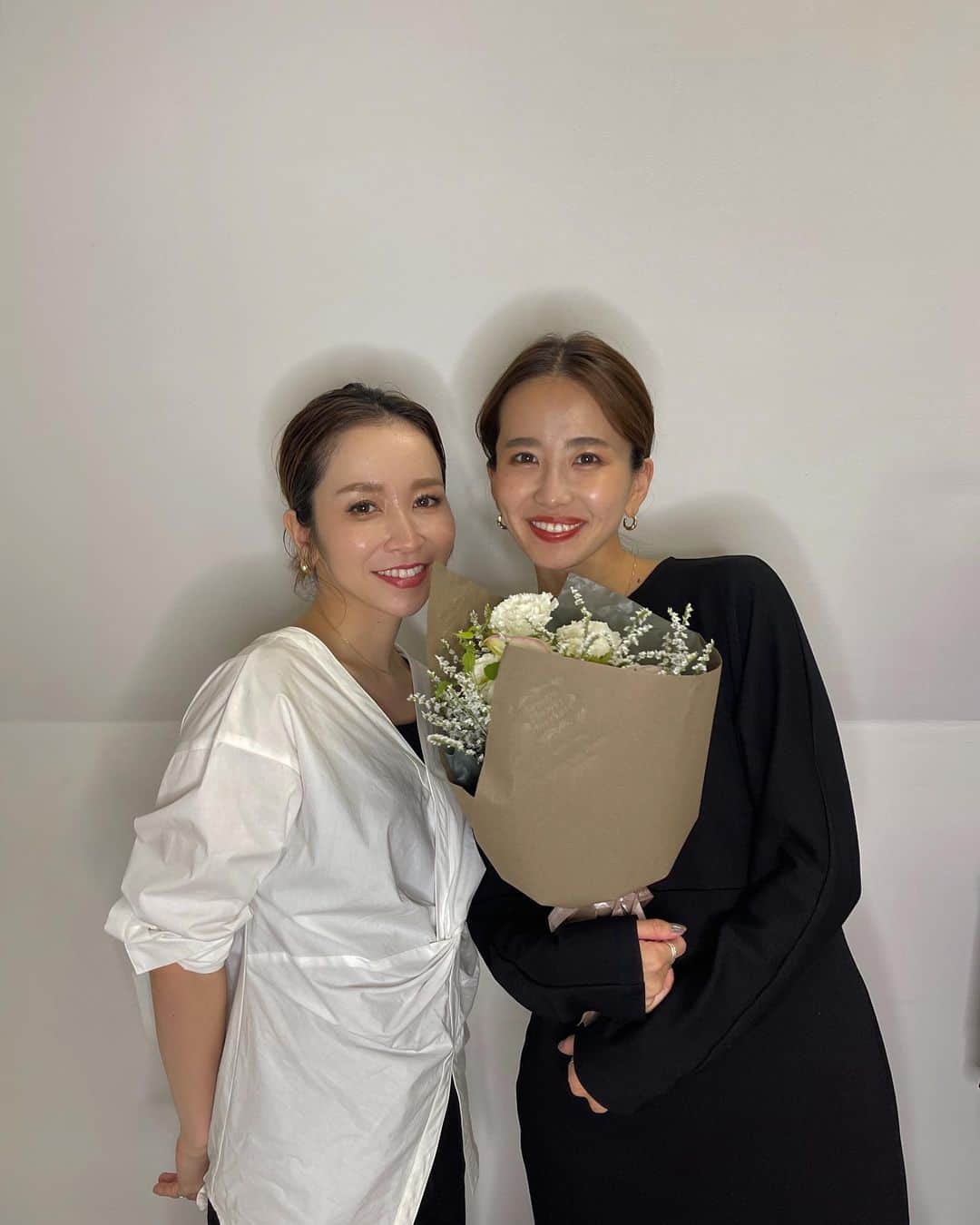 小嶋梨奈のインスタグラム：「いーちゃんいつもいつもアリガトウ💕 感謝してもしきれない相棒さん🦜  いーちゃんが20日の朝、 おめでとう〜💕って満面の笑みでプレゼントしてくれた 可愛くて、そして、 まさかすぎるふいのお花に嬉しくて目頭熱くなりました。 いーちゃんもおめでとう、ありがとう🤝  #1stbirthday」