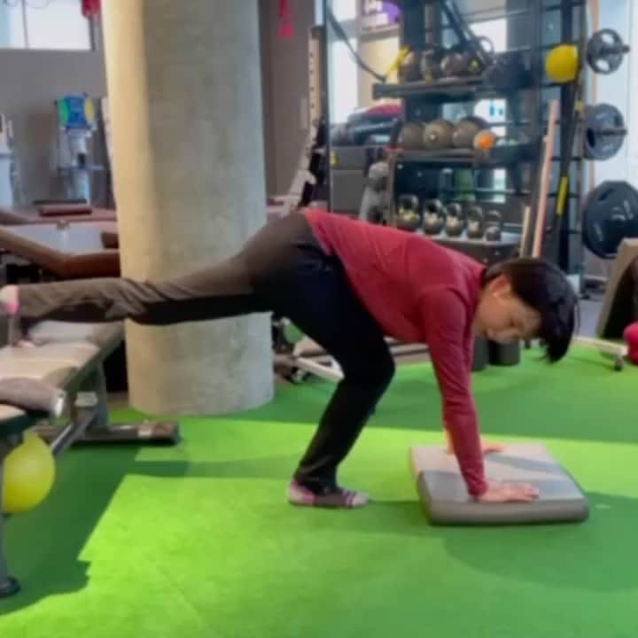 古川奈穂のインスタグラム：「体幹トレーーニング🌲 倍速にした方が凄く見えたので、×2しました😂 本当はもっとゆっくりです笑  これは何セット目の動画なのかわからないですが、疲れてますね…😅  #トレーニング #体幹トレーニング」
