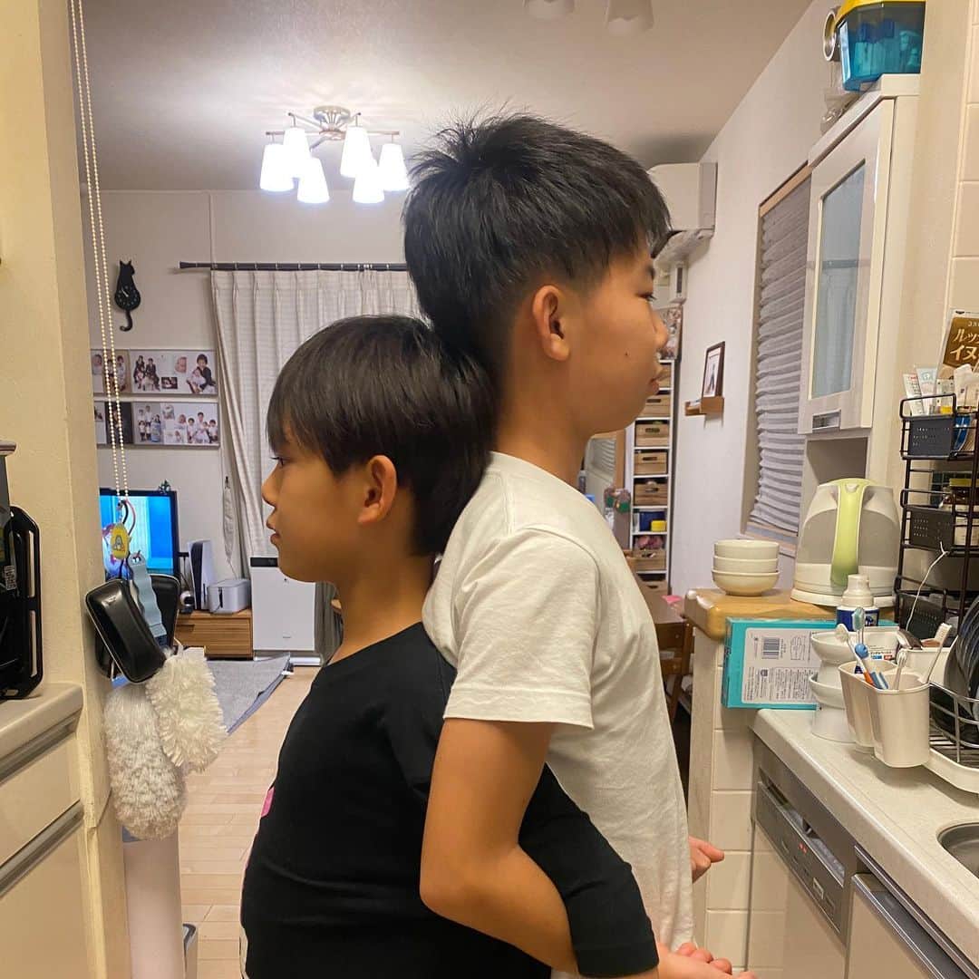 ブラザー4チャンネルさんのインスタグラム写真 - (ブラザー4チャンネルInstagram)「【今日の笑顔】 久し振りの背比べ❤️ ⁡ 大ちゃんが、気付いたらこんなに背が伸びていました✨ 毎日一緒に過ごしているからこそ、写真に収めないとなかなか変化に気付けないものかもしれませんね😊📸 今後も子どもたちの成長を記録していこうと思います🥰 ⁡ #brother4 #笑顔 #夏休み #背比べ #写真撮影」8月23日 19時30分 - brother4channel