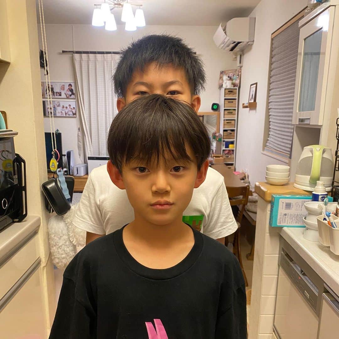 ブラザー4チャンネルさんのインスタグラム写真 - (ブラザー4チャンネルInstagram)「【今日の笑顔】 久し振りの背比べ❤️ ⁡ 大ちゃんが、気付いたらこんなに背が伸びていました✨ 毎日一緒に過ごしているからこそ、写真に収めないとなかなか変化に気付けないものかもしれませんね😊📸 今後も子どもたちの成長を記録していこうと思います🥰 ⁡ #brother4 #笑顔 #夏休み #背比べ #写真撮影」8月23日 19時30分 - brother4channel