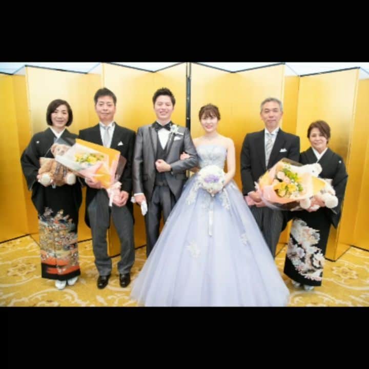 ホテルモントレ姫路ウェディングのインスタグラム：「・ @hotelmontereyhimeji.wedding ・ お見送りシーン(*^^*) ・ どの時代でも変わらない美しさがありますね😌💓 ・ ・ -----------------------. ホテルモントレ姫路** ➭世界遺産・姫路城を一望できる 絶景のスカイチャペル☆* ・ ➭JR姫路駅直結の好立地⚐⚐ ・ 『あなたの大切な人も、大切にしたい』 **おふたりと全スタッフで創り上げる、最幸の一日 ・ 公式HPブライダルフェア予約は TOPのURLよりcheck☆* ☞@hotelmontereyhimeji.wedding -----------------------. ・  #プレ花嫁 #卒花嫁 #卒花  #結婚式 #結婚式準備  #結婚準備 #ウエディング #ウエディングレポ  #花嫁  #花嫁diy #結婚式diy  #結婚式レポ #挙式レポ  #ウエディングドレス  #カラードレス #ドレス試着  #ドレス迷子 #aライン  #お色直し #プリンセスライン  #花嫁ヘア #ブライダルヘア  #タキシード #ウエディングブーケ  #ラウンドブーケ #アームブーケ  #ブーケ #プロポーズ #指輪探し  #マリッジリング💍」