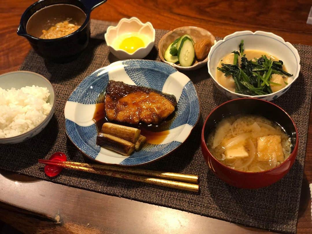 月央和沙さんのインスタグラム写真 - (月央和沙Instagram)「うちの晩ごはん🍚✨ . #ぶりの照り焼き #ほたてとほうれん草のバター醤油炒め #納豆 #卵 #玉ねぎとお揚げのお味噌汁 #お漬物」8月23日 19時39分 - kazusa_tsukio