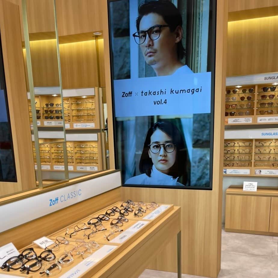 青野楓のインスタグラム：「父から届きました🤲👓 @zoff_eyewear にて。 ぜひ、探してね💙  This is me.  At the zoff shop👓  #zoff#メガネ#サングラス」