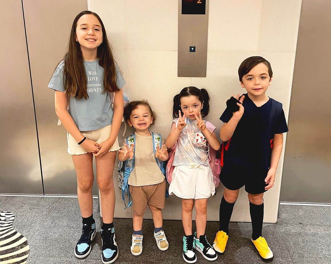 アンナ・オルティス（イニエスタの妻）のインスタグラム：「Hoy nos invadieron las emociones.. mezcla de nervios, añoranza e ilusión; cada uno a su manera.. Dejamos atrás otro verano atípico; quizás demasiado intenso.. pero.. ¡Y qué suerte la nuestra poder disfrutarnos tanto y que nos sigáis regalando tantas lecciones! Sois unos campeones!!  Feliz vuelta al cole, mis niños! Seguid llenando vuestras mochilas de nuevas aventuras!!  Os echaré de menos!! Mami 🤍🎒  今日は感情的になりました。。。緊張、懐かしさ、または希望、自分なりの。。。  また異常な夏が終わりました。いろいろあったかもしれないけど、あなたたちからこんなたくさん学んで、恵まれてます！あなたたちはチャンピオン！！  新しい学年を頼んで！新たな冒険を鞄にいっぱいつめて！！  懐かしくなりますよ！  ママ 🤍🎒」