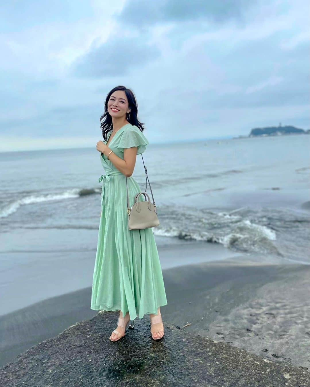 石井里奈さんのインスタグラム写真 - (石井里奈Instagram)「こんばんは💕 今夜は江ノ島編最終回🏖🐠 ※江ノ島へはお仕事で行っております . 大好きな江ノ島のカレー屋さん、珊瑚礁のカレーを食べに2年ぶりに🍛✨ . ここのカレー本当に美味しくて並ぶのは当たり前なんだけど並んでも食べたくなる美味しさなの❤ 色んな種類のカレーがあるんだけど私はシーフードカレーを🍛✨ . レタスも沢山入っててレタスとカレーの組み合わせも最高なんだよね👏✨ . 待ち時間の間は遠隔で鳴るベルを貰えるので海で写真撮って待ってたらあっという間でした🏖📸 . dress... @mariha_official  bag... @bonaventura.official  sandals... @zara  . またストーリーズで告知させていただきましたが、25日㈬のあいつ今何してる？という番組にVTR出演させていただく予定です！ぜひチェックしてください❤ . 今日もお疲れ様でした✨ . #江ノ島 #enoshima #enoshimabeach #shonan #shonanlife #shonanstyle #湘南 #江ノ島グルメ #江ノ島カフェ #りなまるグルメ #ロコガール #ビーチ #ビーチコーデ #海コーデ #海 #サーフィン #サーファー #カレー #珊瑚礁 #カレーライス #curry #curryrice #カレー部 #カレースタグラム #サーフィン女子 #江ノ島海岸 #江ノ島ランチ #ドライブ #ドライブデート #カレーインスタグラマー」8月23日 20時18分 - ri7tin1025