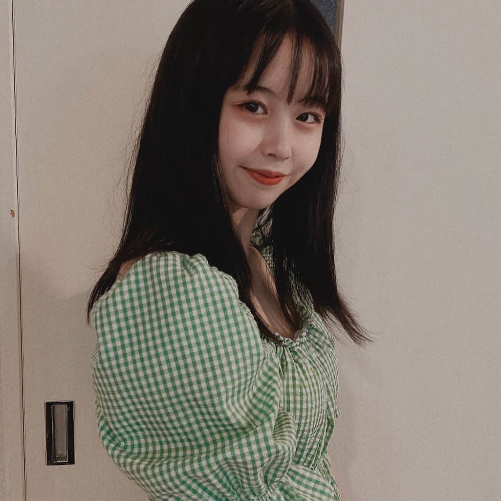 のインスタグラム：「最近ネットでギンガムチェックの服ばかりに目がいってしまう😂ギンガムチェックのワンピースが欲しい #OFFICENOIR#福岡#モデル事務所#福岡モデル事務所#ティーンズモデル#中学生#中学生コーデ#中学生モデル#かわいい#おしゃれ##ootd#instagood#moldiv#follwme #showroom#tagsforlike#ダンス#ロングヘア#potd#jc#jc2#TT#Popteen芸能部#Popteen#トップティーンズ」