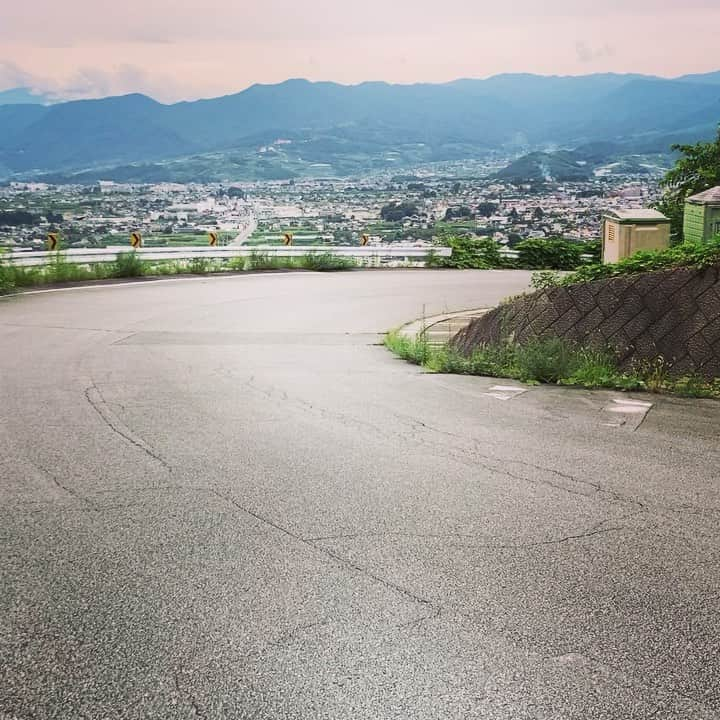 采女華のインスタグラム：「ぴっかぴかのF。エンジンもご機嫌なF。  #cb750f #honda #motorcycle #bike #zeppan #thelitas #絶版車 #バリバリ伝説 #バイク #バイク女子」