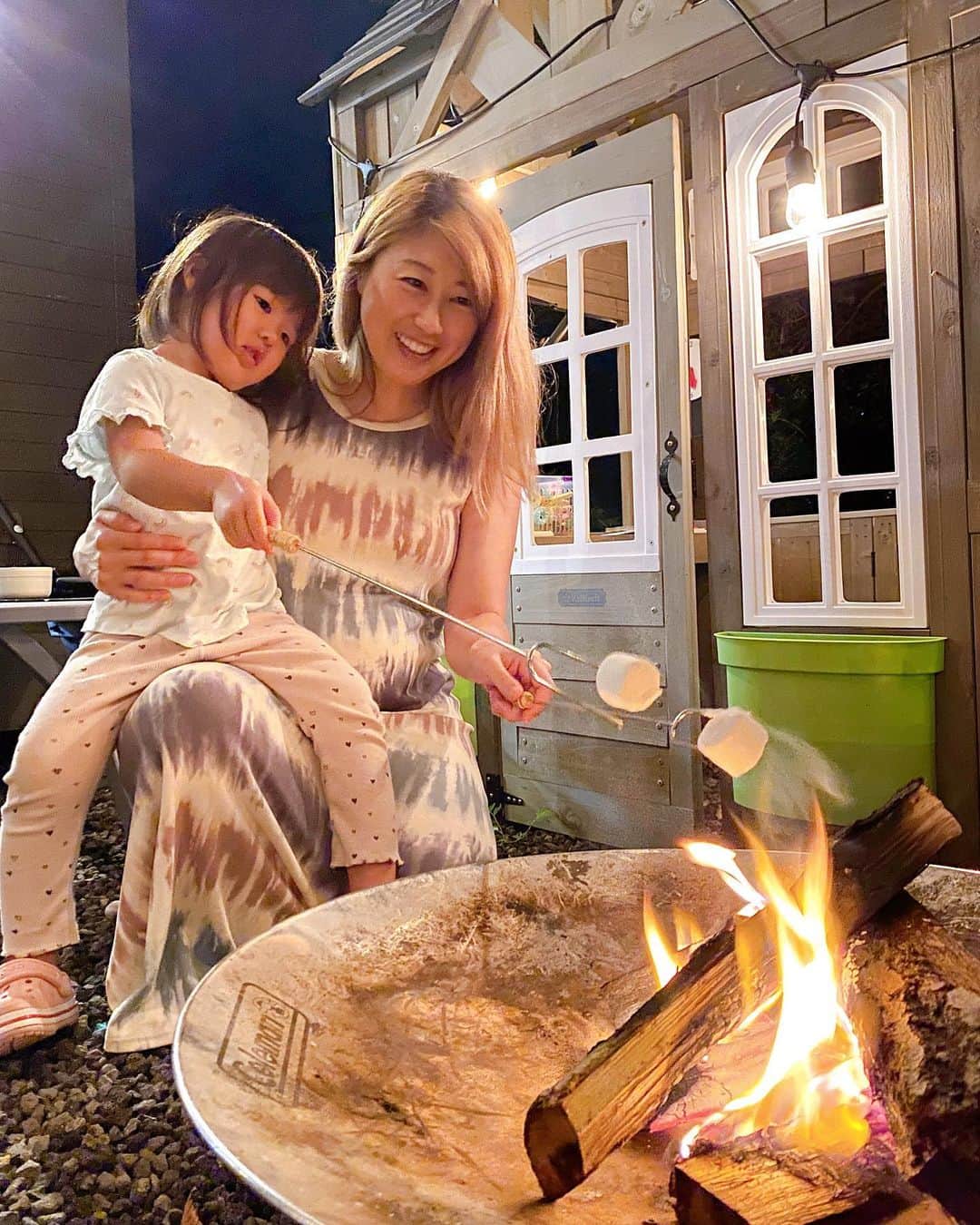 吉田ちかのインスタグラム：「Roasted marshmallows for dessert😋Making play dough with marshmallows was fun, but I think they’re much better to just roast and eat lol  今夜のデザートはマシュマロ💕 マシュマロでプレイドーを作るのも楽しかったけど、普通に焼いて食べた方がいいかも🤣」