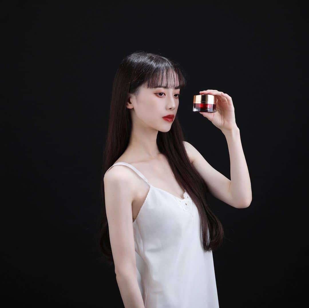 酒元麻衣（まいへー）のインスタグラム：「新しくリリースされるスキンケアブランド"凛"の広告モデルに起用して頂きました🙇‍♀️✨ . . 私もモデルをさせていただいてから週に一回くらいのペースで使っています🤍 . . 今キャンペーンもやっているそうなので是非チェックしてください✨  https://lupina-shop.com/」