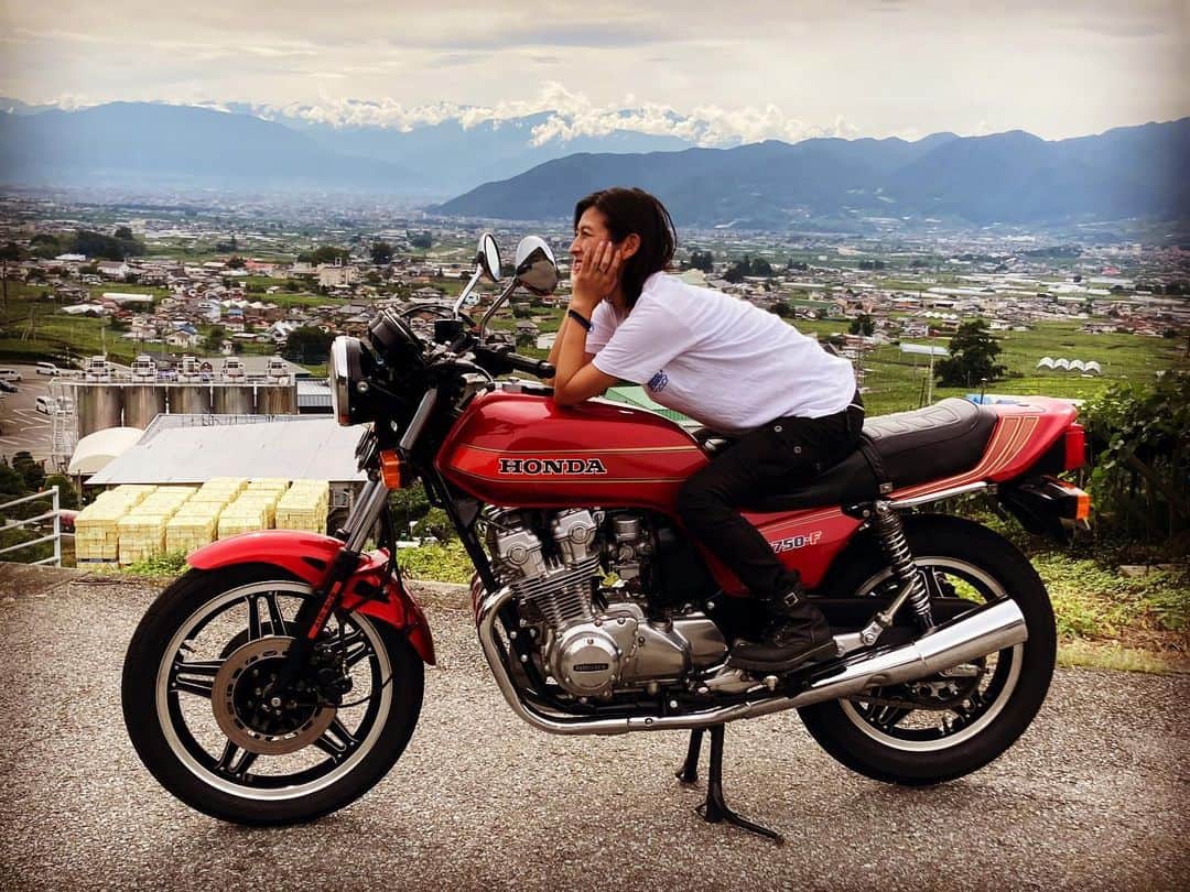采女華のインスタグラム：「Fに憧れて、夏。 連載をさせていただいているMr.BikeBGの撮影でCB750Fに。  #cb750f #honda #motorcycle #bike #zeppan #thelitas #絶版車 #バリバリ伝説 #バイク #バイク女子」