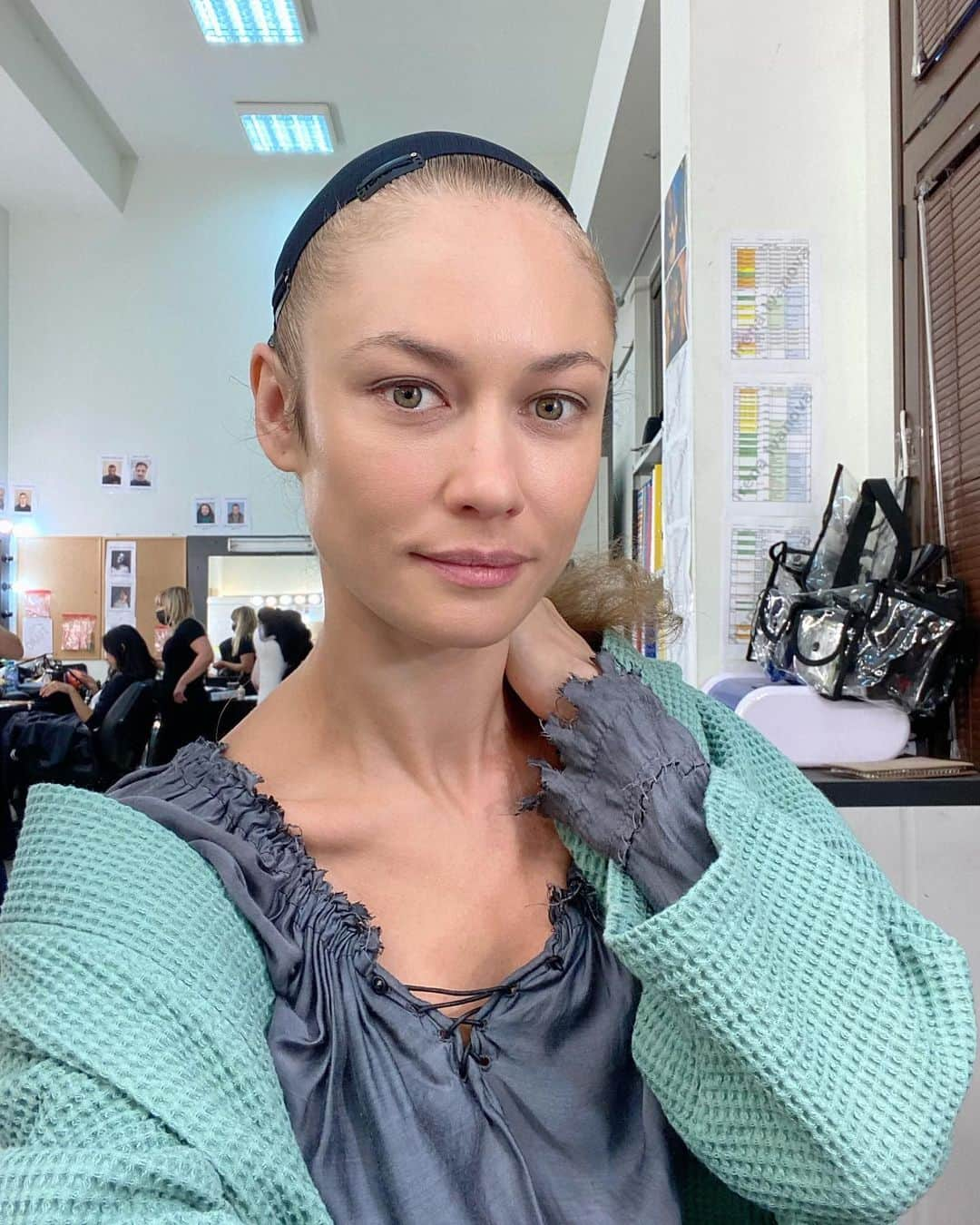 オルガ・キュリレンコさんのインスタグラム写真 - (オルガ・キュリレンコInstagram)「My 5am face when at work and ready for the wig 😂  #Wig #Makeup #Filming #ActorsLife」8月23日 21時07分 - olgakurylenkoofficial