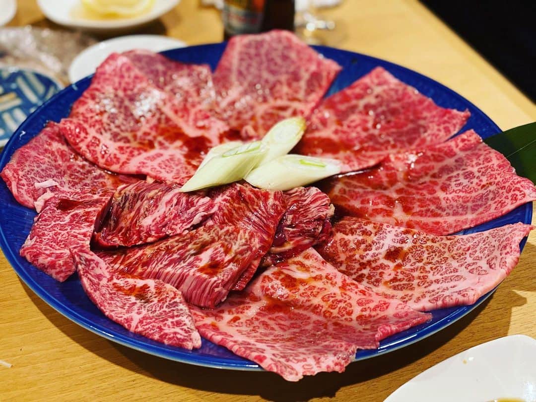 のインスタグラム：「金竜山さま、2回目訪問☺️  お肉も最高だった✨  最近は、ってか昔からサシたっぷりのお肉より、赤身が好き💜  #金竜山　#焼肉　#予約困難店　#焼肉スタグラム　#韓国焼肉　#タン　#カルビ　#グルメ好きな人と繋がりたい #東京グルメ」